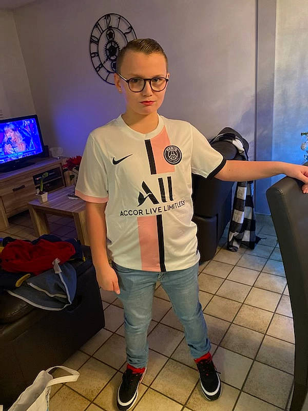 Lenny a rejoint le concours — aidez-le/la à gagner de superbes lots ! audio_equipment, bag, cool, electric_blue, event, eyewear, fashion_design, fun, happy, jaw, joint, knee, leg, luggage_and_bags, person, shoulder, sneakers, sportswear, t_shirt, vision_care