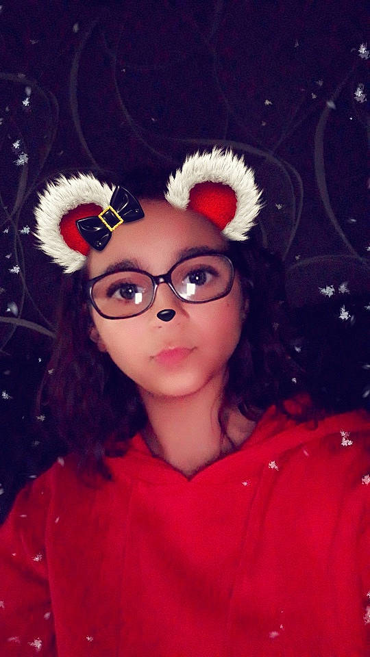 Leann a rejoint le concours — aidez-le/la à gagner de superbes lots ! brown_hair, cool, ear, eye, eyewear, face, forehead, fun, girl, glasses, hair_accessory, head, headgear, headwear, lip, organ, person, product, red, smile