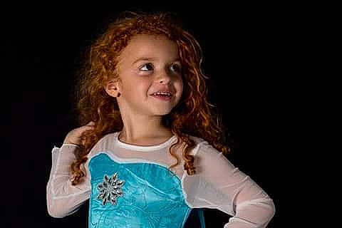 Shelly a rejoint le concours — aidez-le/la à gagner de superbes lots ! arm, brown_hair, child, child_model, finger, girl, hair, hairstyle, hand, human, human_hair_color, long_hair, neck, person, product, smile, toddler