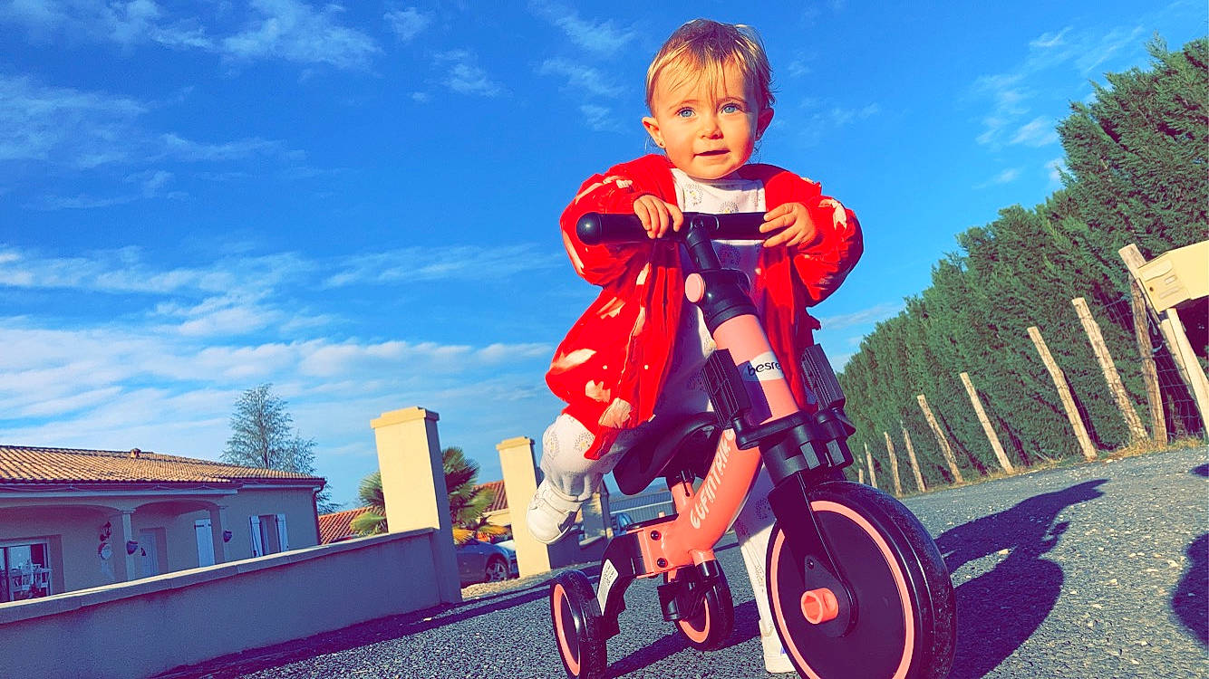 Lyhana a rejoint le concours — aidez-le/la à gagner de superbes lots ! bicycle, bicycle_accessory, bicycle_frame, bicycle_tire, bicycle_wheel, bicycles_equipment_and_supplies, blue, cloud, cycling, electric_blue, happy, leisure, person, recreation, rolling, sky, tire, toddler, tree, wheel