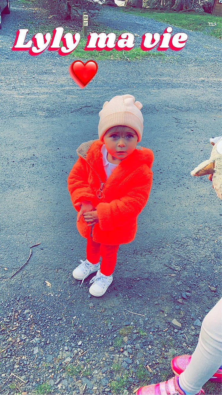 Lyhana participe au concours pour gagner de l'argent avec cette photo : art, asphalt, child, christmas_eve, fictional_character, font, fun, gesture, grass, happy, headwear, holiday, logo, love, people_in_nature, person, photo_caption, red, santa_claus, sleeve