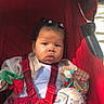 Zénayah a rejoint le concours — aidez-le/la à gagner de superbes lots ! baby, child, clothing, cute, face, hand, jacket, nature, outdoor, patterned_pants, person, pigtails, plush_toy, red_harness, resting, seatbelt, sitting, stroller, sunlight, toy