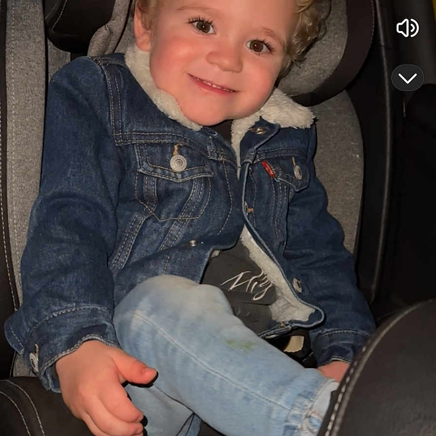 Lyam Lourd participe au concours pour gagner de l'argent avec cette photo : accessories, baby, belt, bodypart, car, clothing, coat, cushion, face, finger, hand, head, homedecor, jacket, jeans, pants, person, photography, transportation, vehicle