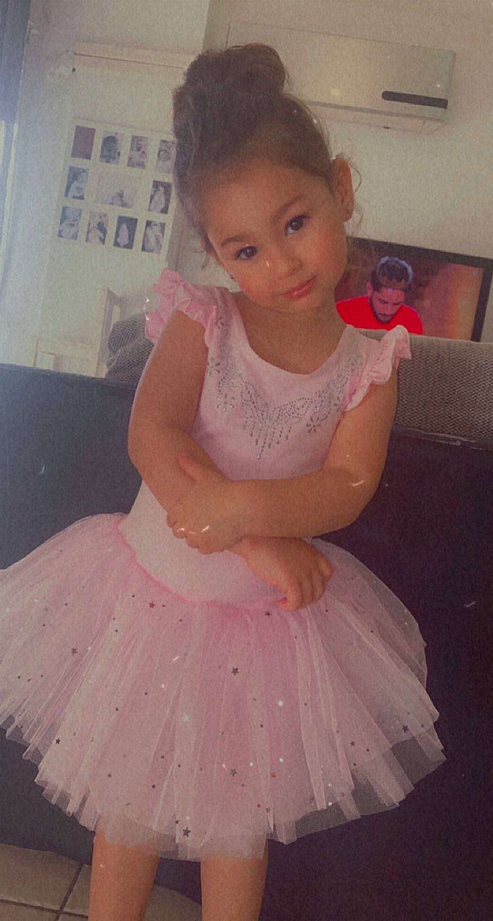 Ciara a rejoint le concours — aidez-le/la à gagner de superbes lots ! baby_toddler_clothing, ballet_tutu, bridal_accessory, day_dress, dress, embellishment, hair, happy, human_body, iris, magenta, person, pink, ruffle, shoulder, skin, sleeve, smile, toddler, trunk