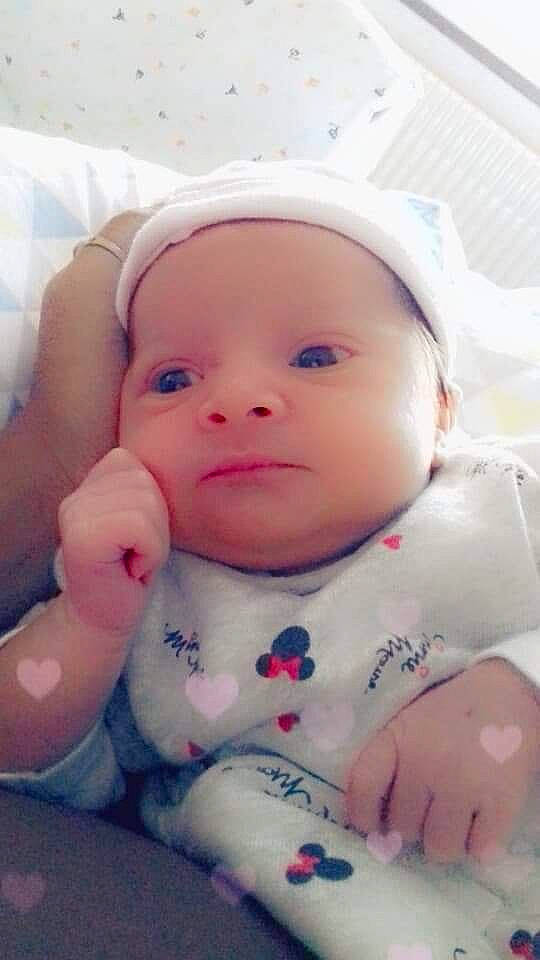 Kloé participe au concours pour gagner de l'argent avec cette photo : bedtime, cheek, child, face, finger, hair_accessory, hand, head, human_hair_color, infant, iris, lip, mouth, nose, person, product, skin, smile, toddler