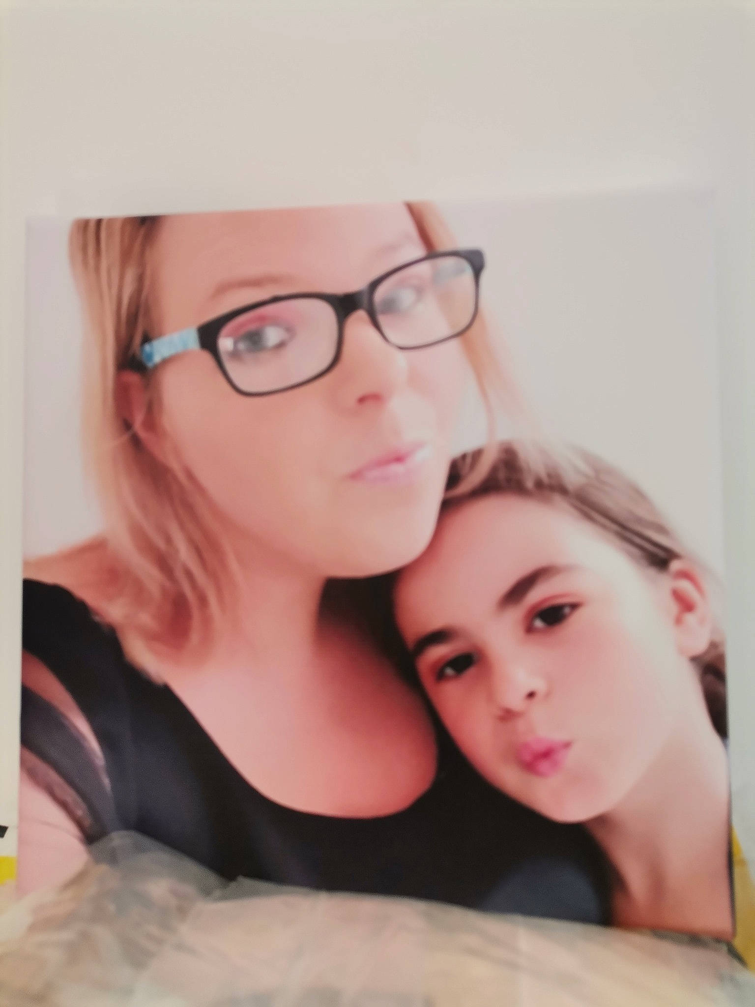 Leona a rejoint le concours — aidez-le/la à gagner de superbes lots ! beauty, cheek, chin, eye, eyebrow, eyewear, face, forehead, friendship, glasses, hair, head, lip, nose, person, photography, room, selfie, skin, smile