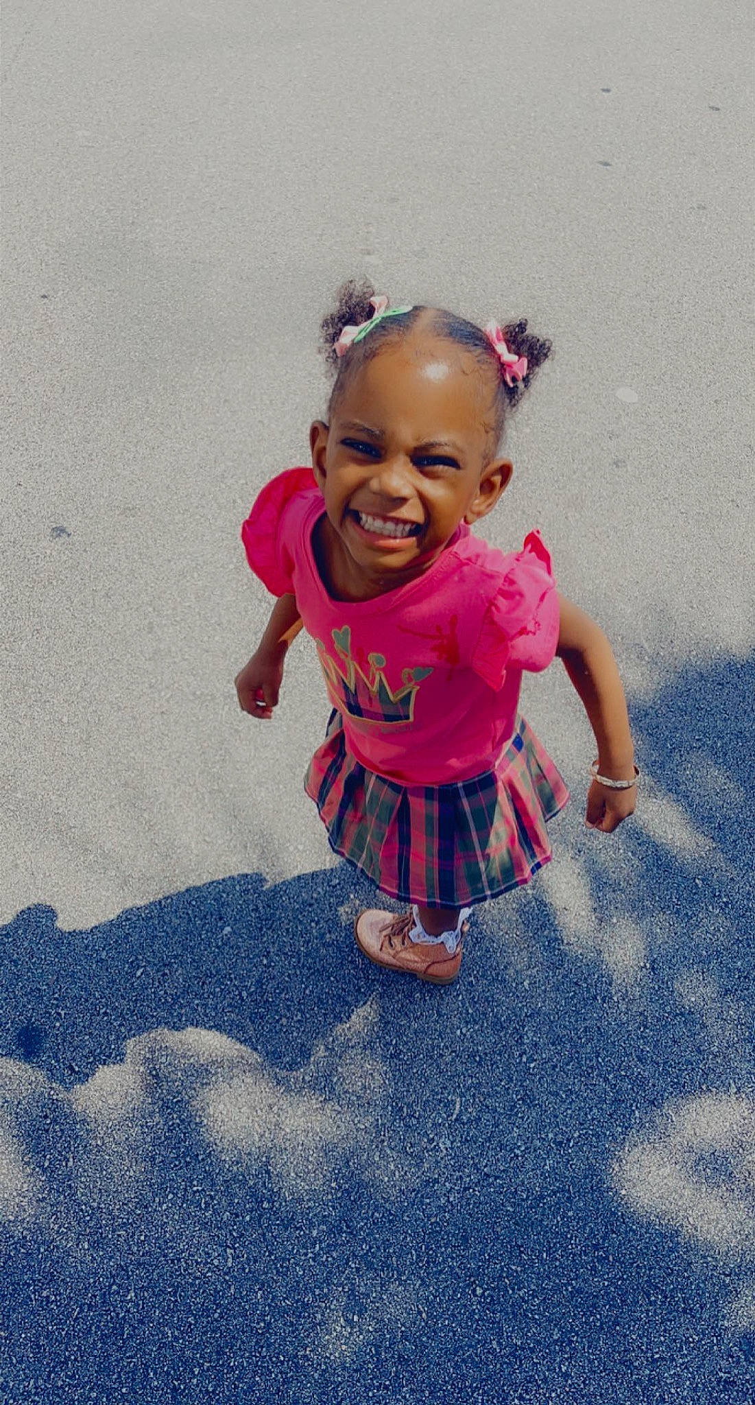 Khloè is registered to the contest to win money with this photo: baby, baby_toddler_clothing, child, costume, fashion_accessory, fun, happy, jewellery, joy, leisure, magenta, pattern, people_in_nature, person, recreation, sandal, shadow, sitting, sleeve, smile