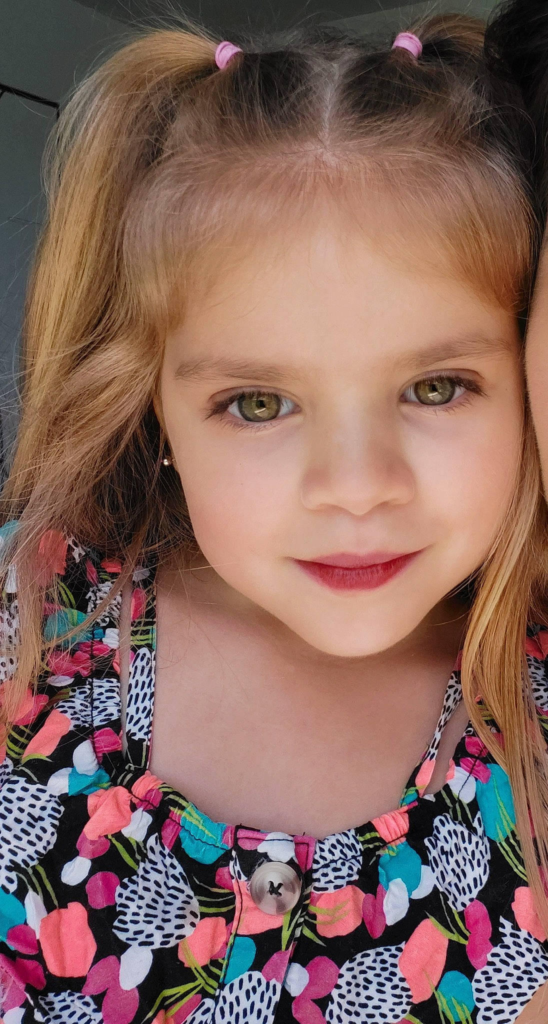 Lilou participe au concours pour gagner de l'argent avec cette photo : cheek, chin, cool, eyebrow, eyelash, facial_expression, fashion, forehead, hairstyle, happy, iris, lip, neck, nose, organ, person, pink, skin, sleeve, smile