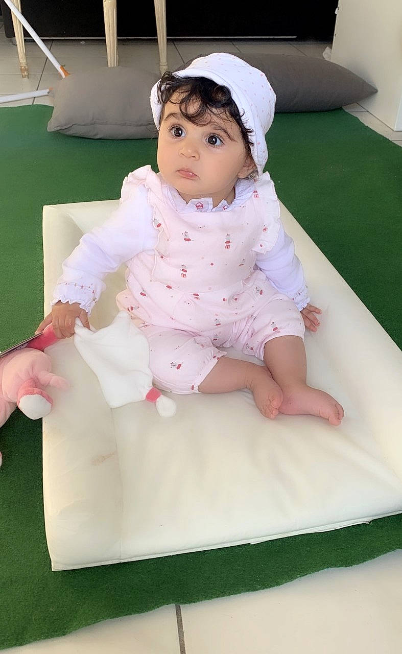 Maria a rejoint le concours — aidez-le/la à gagner de superbes lots ! baby, baby_products, baby_toddler_clothing, cap, cheek, child, comfort, flooring, foot, houseplant, linens, pattern, person, pink, play, room, sitting, skin, sleeve, toddler