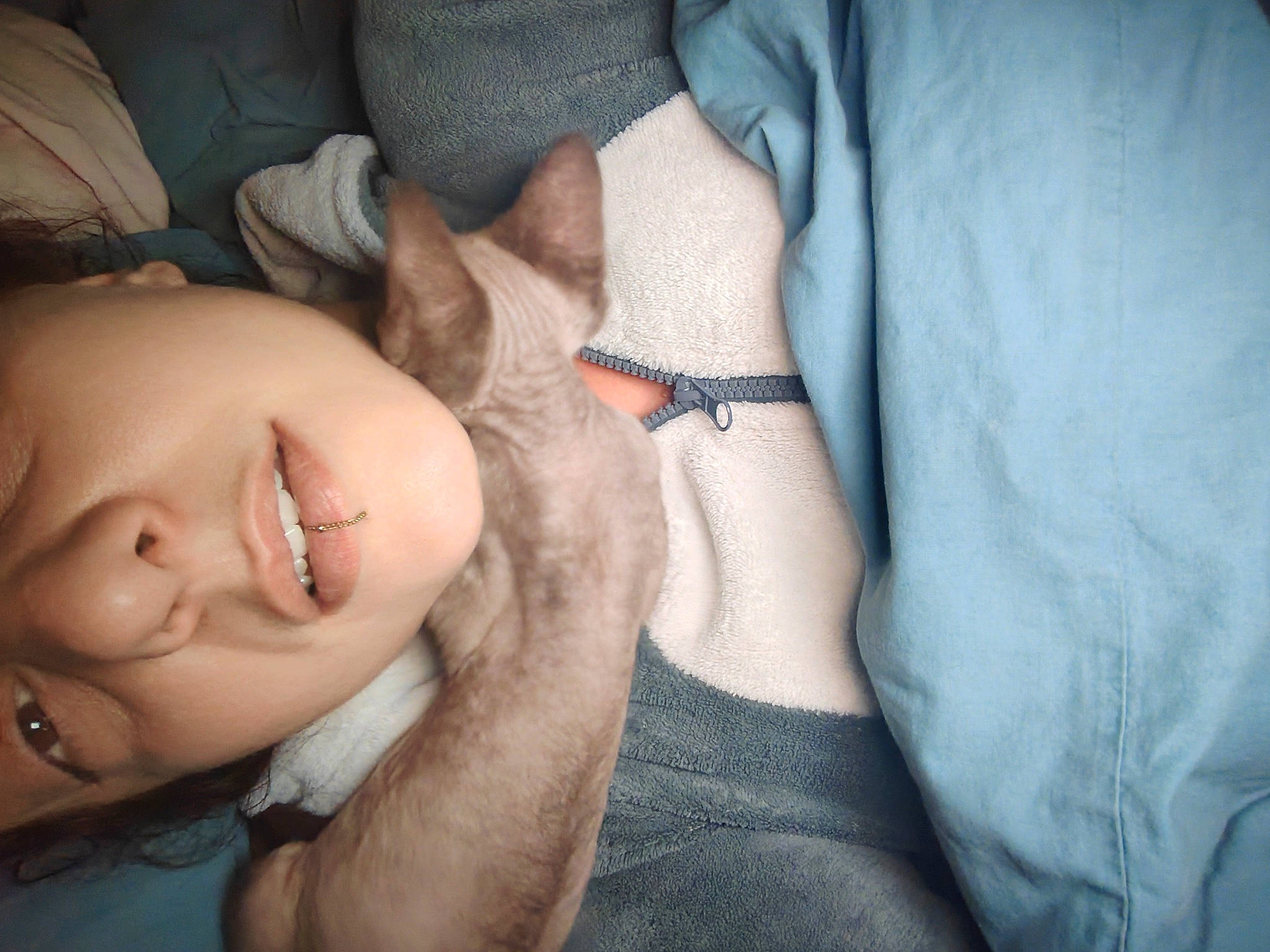 Uthyr participe au concours pour gagner de l'argent avec cette photo : arm, chin, comfort, dress, eyebrow, eyelash, finger, gesture, glasses, hand, joint, mouth, muscle, nail, neck, nose, plant, shoulder, skin, tree