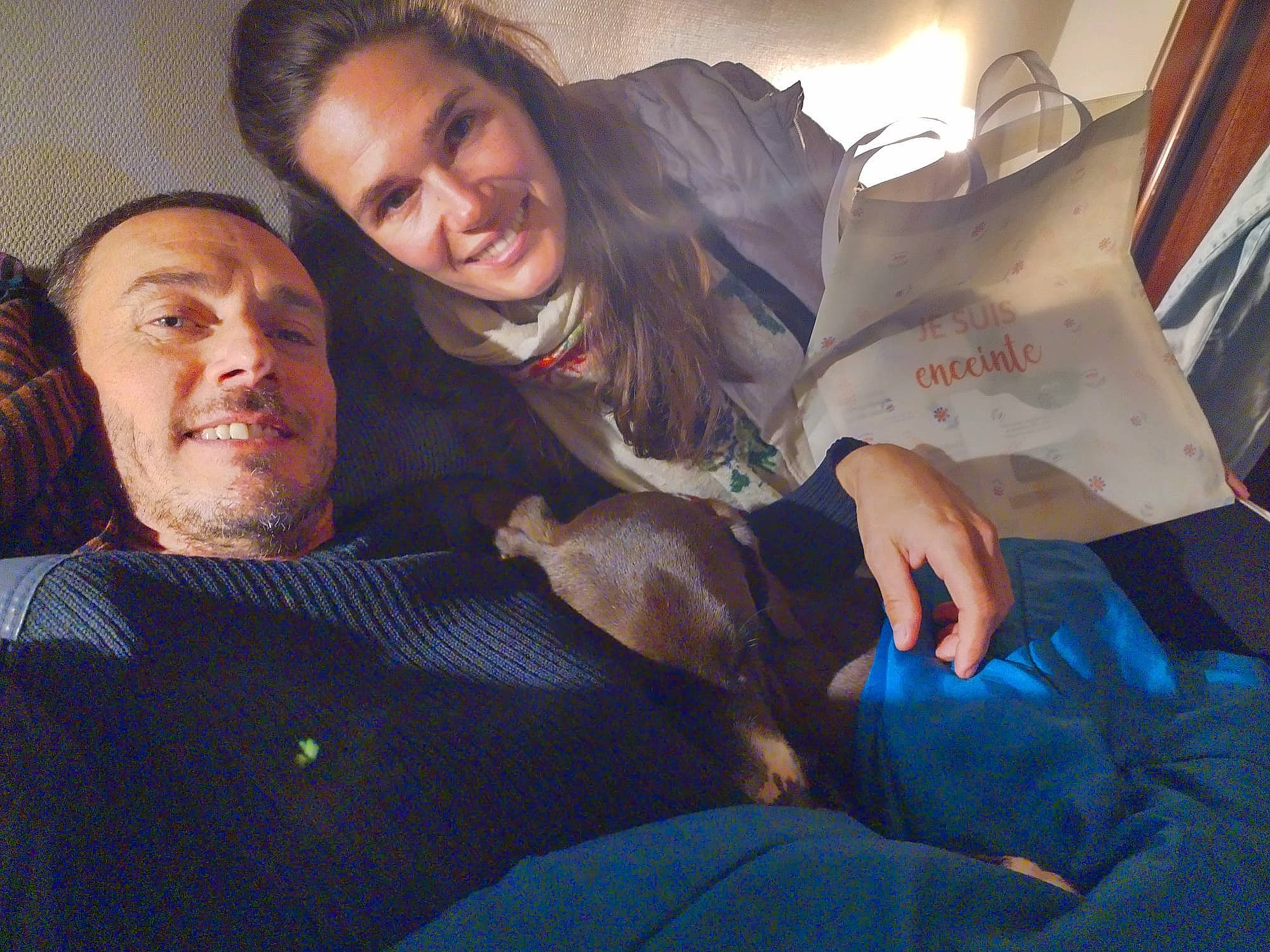 Uthyr a rejoint le concours — aidez-le/la à gagner de superbes lots ! beard, comfort, cool, couch, electric_blue, event, finger, fun, gesture, happy, iris, lap, leisure, mouth, room, selfie, sitting, smile, t_shirt, thumb