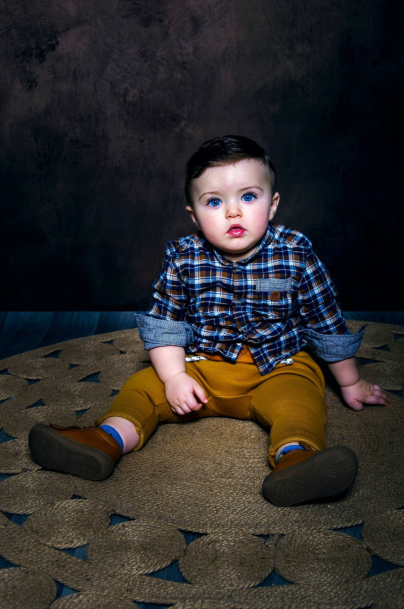 Raphaël a rejoint le concours — aidez-le/la à gagner de superbes lots ! baby_toddler_clothing, child, cool, electric_blue, flash_photography, flooring, fun, grass, happy, head, human_body, pattern, person, plaid, sitting, sleeve, surprise, t_shirt, tartan, tints_and_shades