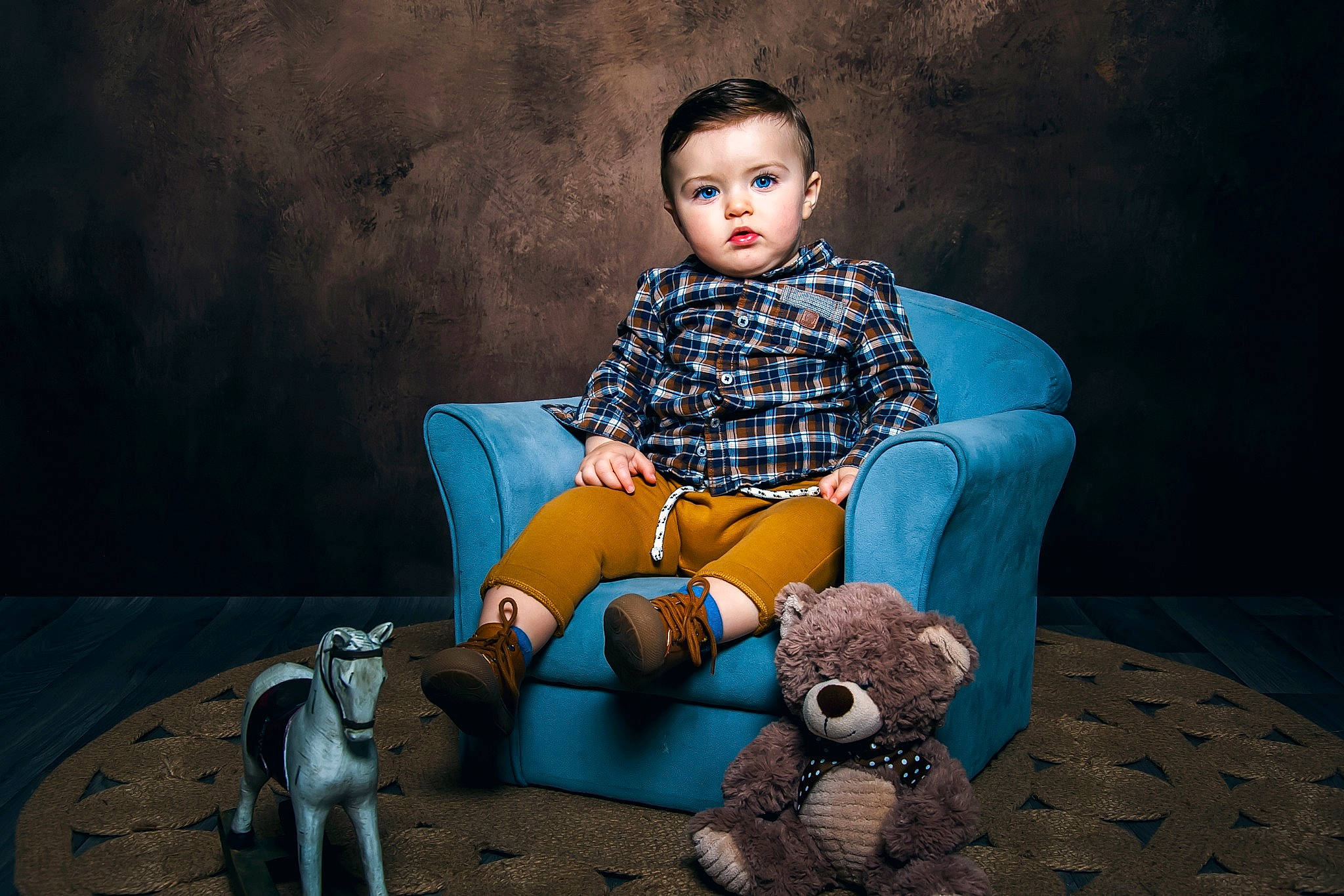 Raphaël a rejoint le concours — aidez-le/la à gagner de superbes lots ! art, azure, child, darkness, electric_blue, fictional_character, flash_photography, fun, fur, happy, lighting, pattern, person, portrait, portrait_photography, sitting, stuffed_toy, teddy_bear, toddler, toy