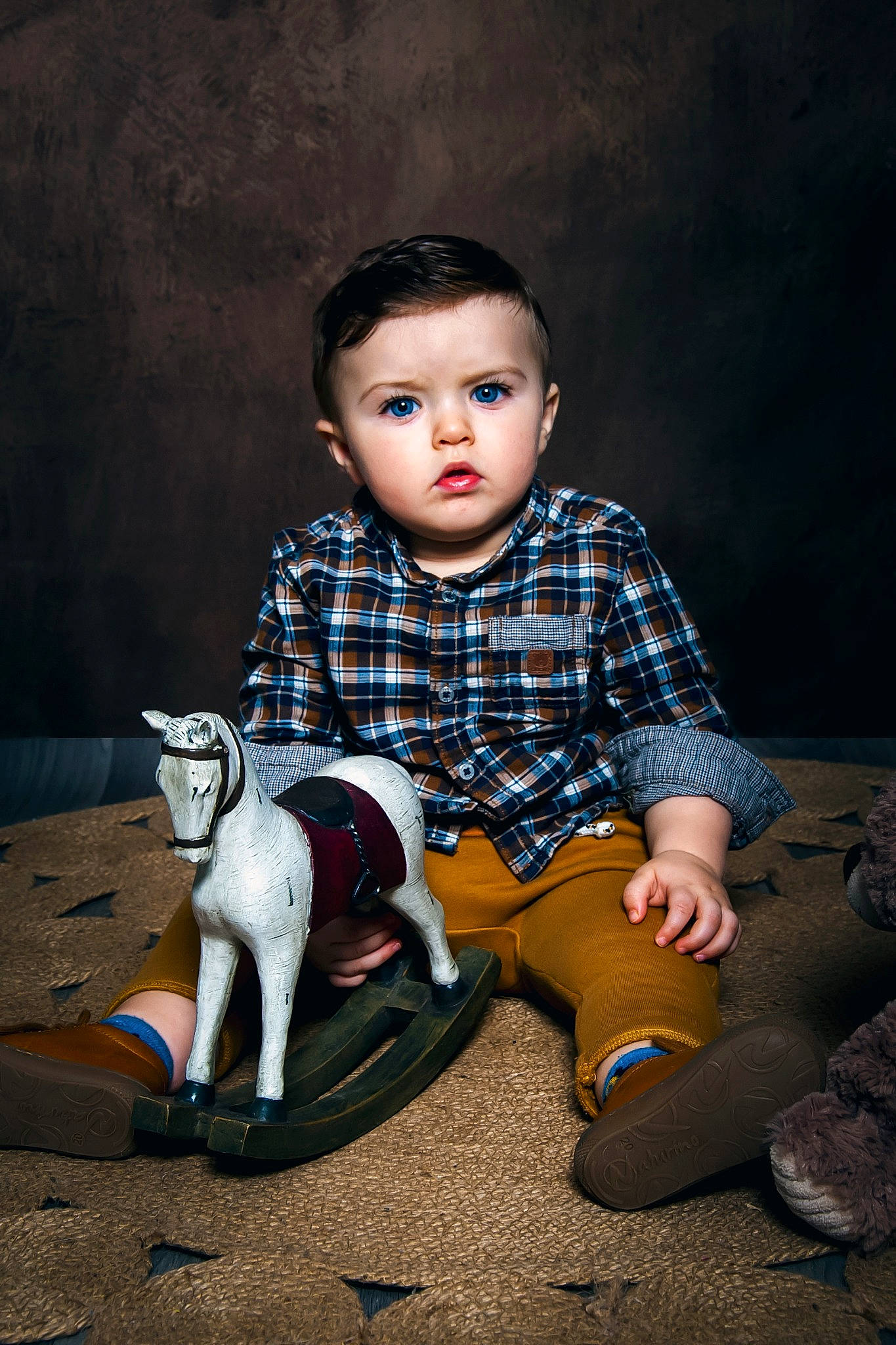 Raphaël participe au concours pour gagner de l'argent avec cette photo : child, companion_dog, darkness, dog, fawn, flash_photography, fun, grass, happy, human_leg, knee, pattern, person, plaid, shoe, sleeve, sneakers, t_shirt, tartan, toddler