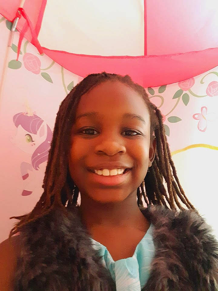 Yéleen participe au concours pour gagner de l'argent avec cette photo : beauty, black_hair, brown, cheek, chin, eyebrow, eyelash, facial_expression, forehead, hair, hairstyle, happy, head, iris, joy, lip, long_hair, neck, person, pink