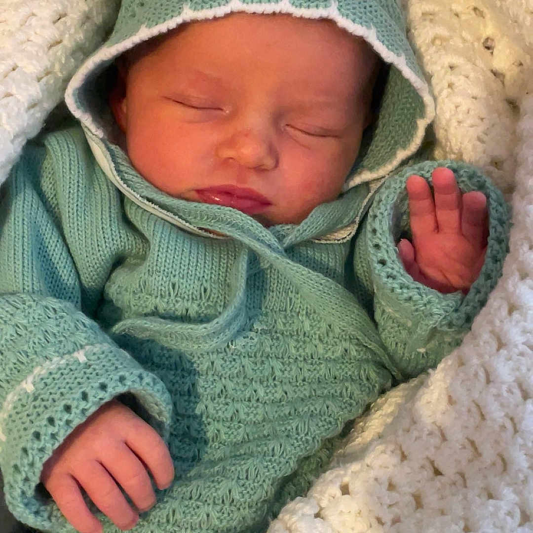 Teylie a rejoint le concours — aidez-le/la à gagner de superbes lots ! baby, blanket, child, closeup, comfort, cozy, cute, hand, hood, indoors, infant, knitwear, newborn, peaceful, portrait, relaxing, sleeping, soft, warm, wrapped