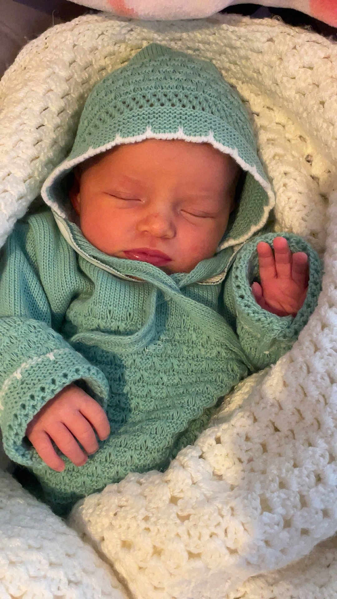 Teylie a rejoint le concours — aidez-le/la à gagner de superbes lots ! baby, newborn, sleeping, blanket, knitwear, hood, hand, peaceful, cozy, soft, infant, cute, warm, wrapped, child, portrait, relaxing, indoors, comfort, closeup