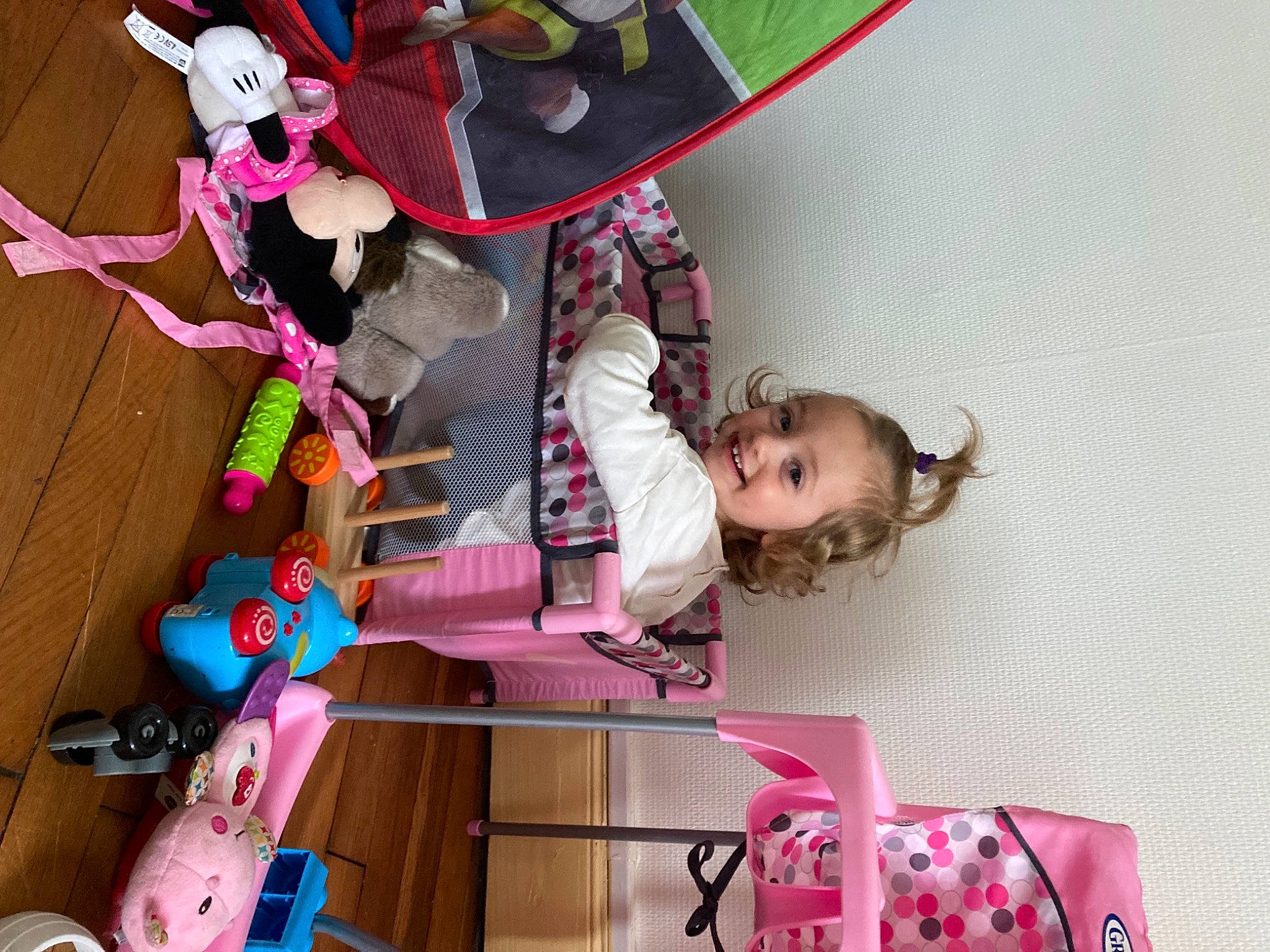 Juliette participe au concours pour gagner de l'argent avec cette photo : baby, baby_toys, child, fun, happy, hat, joy, leisure, magenta, party, pattern, person, pink, play, room, snapshot, stuffed_toy, toddler, toy