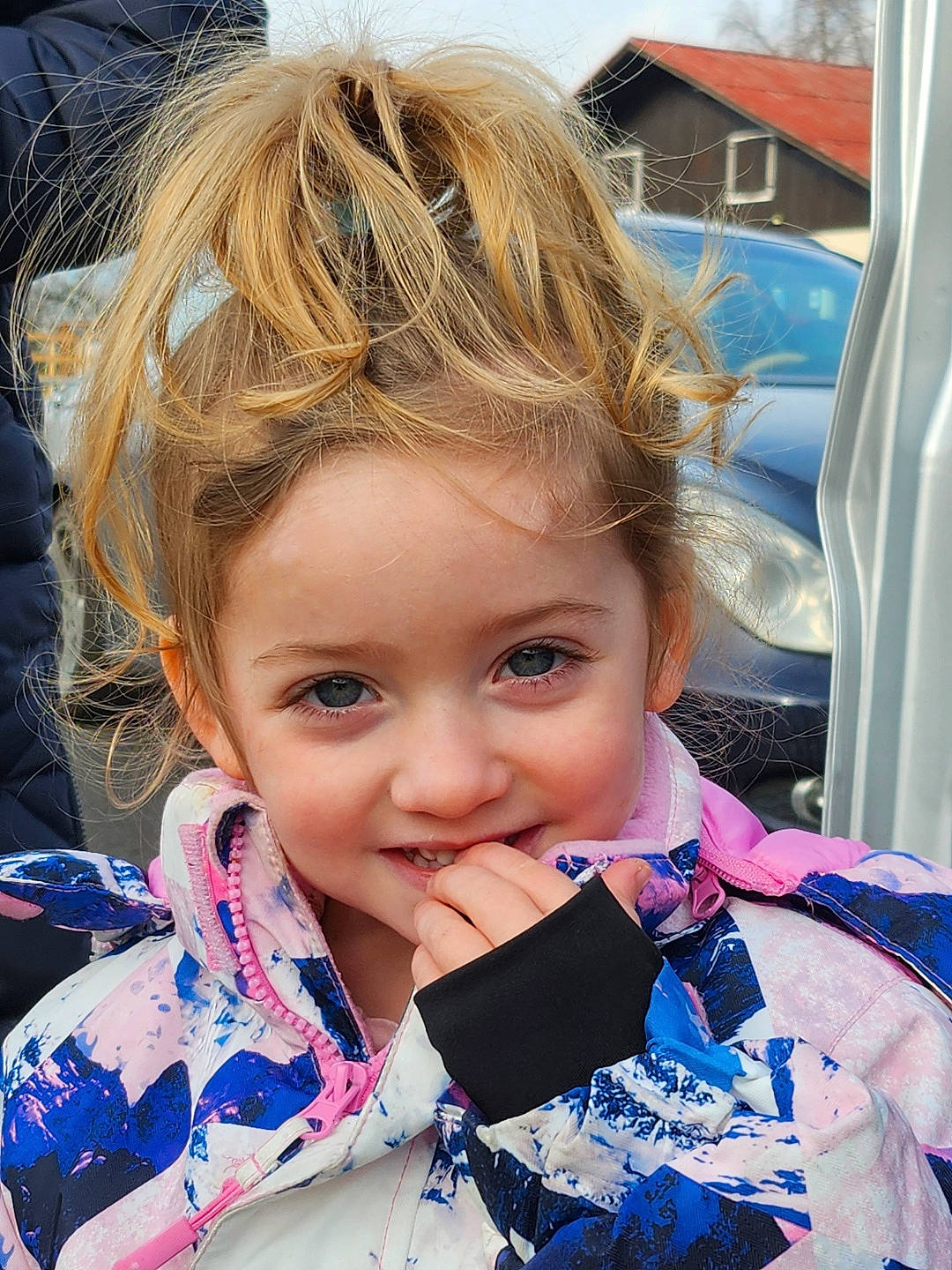 Juliette a rejoint le concours — aidez-le/la à gagner de superbes lots ! bangs, blond, brown_hair, child, electric_blue, event, eyelash, fashion_accessory, fun, hair_coloring, happy, iris, joy, layered_hair, lip, pattern, person, smile, surfer_hair, toddler