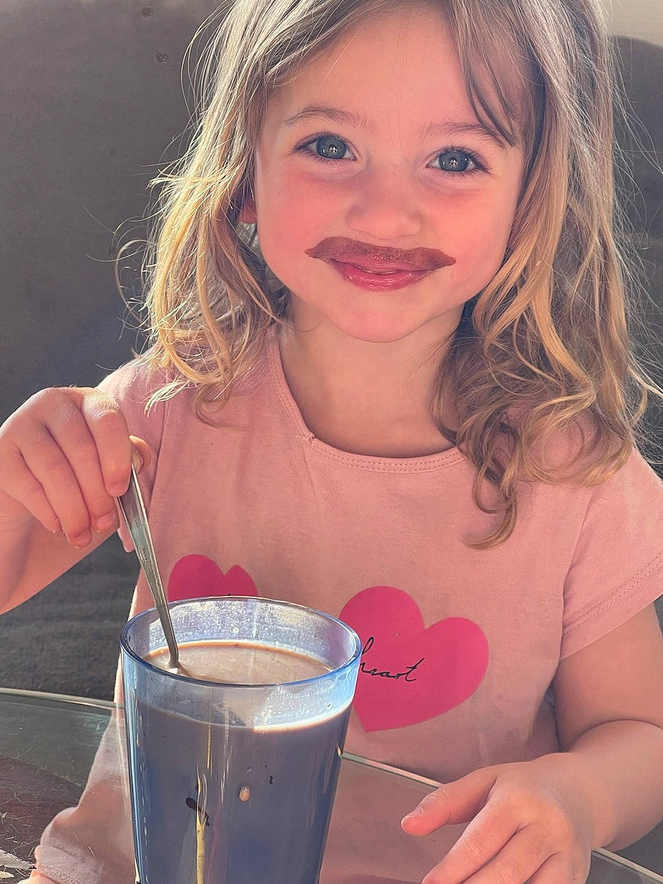 Juliette a rejoint le concours — aidez-le/la à gagner de superbes lots ! alcoholic_beverage, blond, brown_hair, chocolate_milk, cup, drink, drinking, drinking_straw, drinkware, eyelash, finger, hair, hand, happy, joy, lip, nail, organ, person, serveware