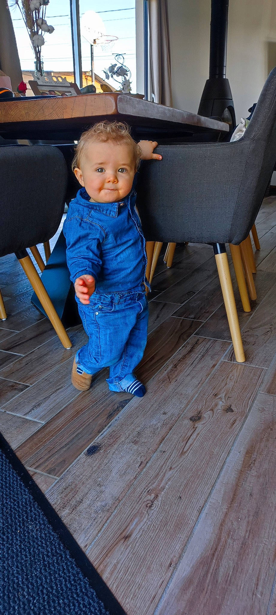 Marin a rejoint le concours — aidez-le/la à gagner de superbes lots ! baby_toddler_clothing, blue, chair, comfort, electric_blue, floor, flooring, fun, hardwood, laminate_flooring, leisure, outdoor_furniture, person, plank, product, smile, toddler, varnish, wood, wood_flooring