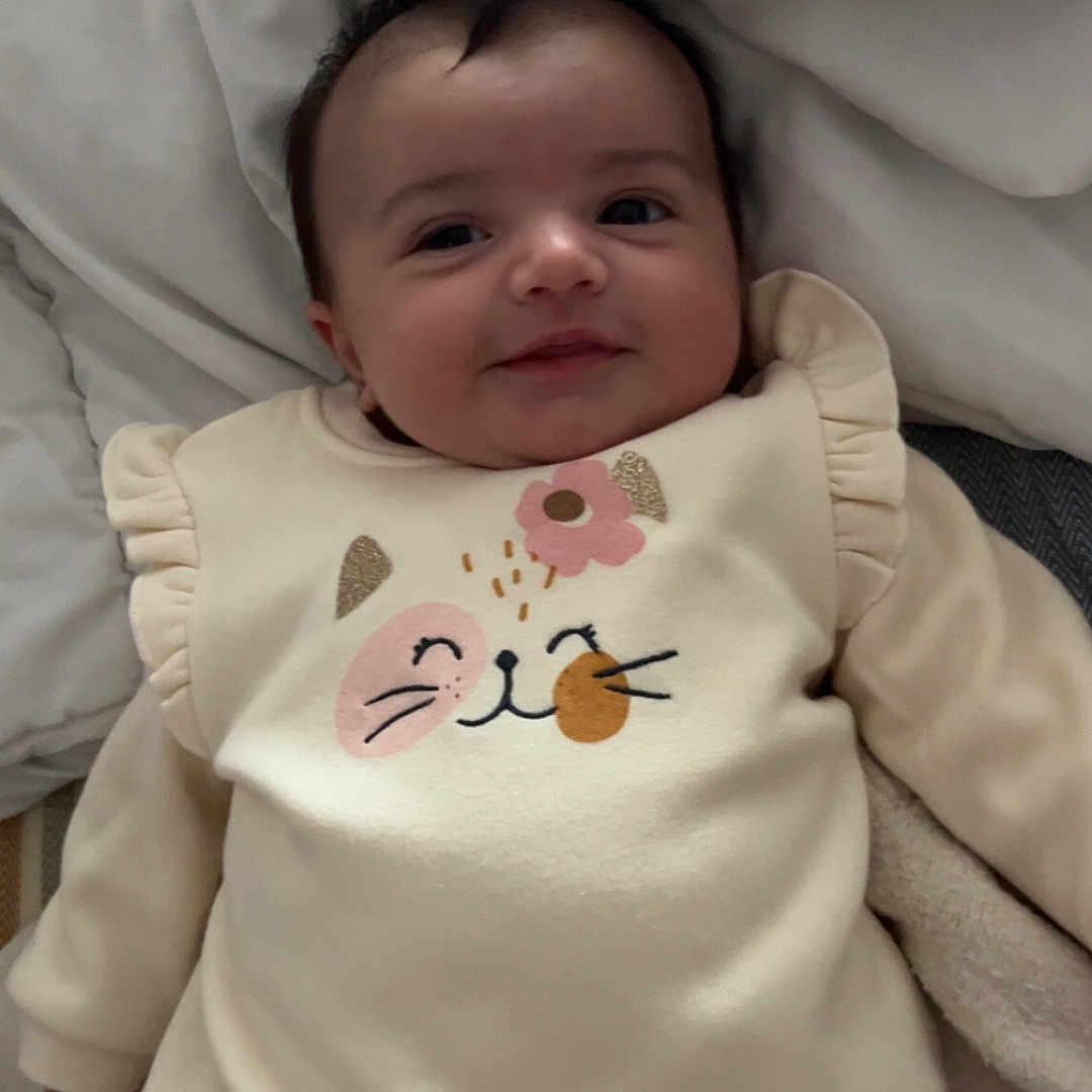 Violette participe au concours pour gagner de l'argent avec cette photo : apparel, baby, blanket, child, clothing, comfort, cozy, cute, expression, face, happy, indoors, infant, lying_down, portrait, sleeves, smile, soft, warm, young