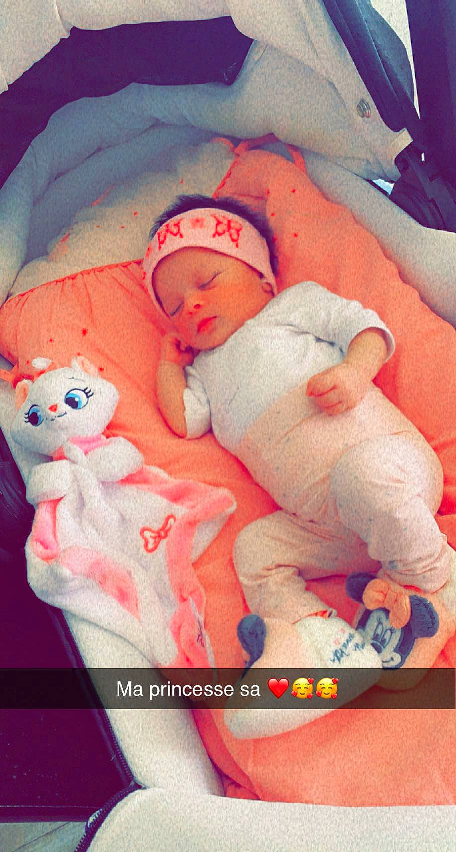 Myla participe au concours pour gagner de l'argent avec cette photo : baby, baby_products, baby_safety, baby_sleeping, baby_toddler_clothing, bedding, bedtime, blanket, carmine, cheek, child, comfort, flesh, lap, linens, nap, person, pink, room, textile