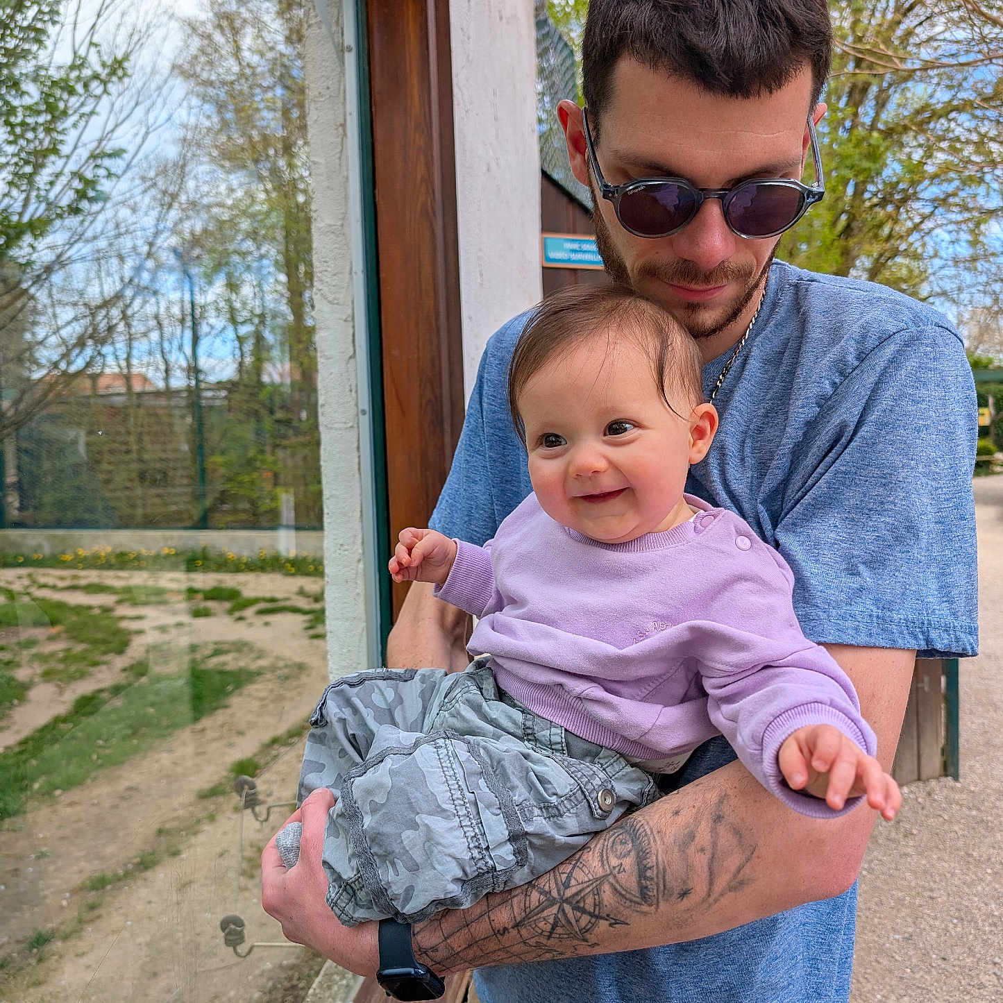 Mia a rejoint le concours — aidez-le/la à gagner de superbes lots ! accessories, adult, clothing, face, glasses, head, jewelry, male, man, necklace, pants, person, photography, portrait, shorts, skin, sunglasses, t_shirt, tattoo, wristwatch