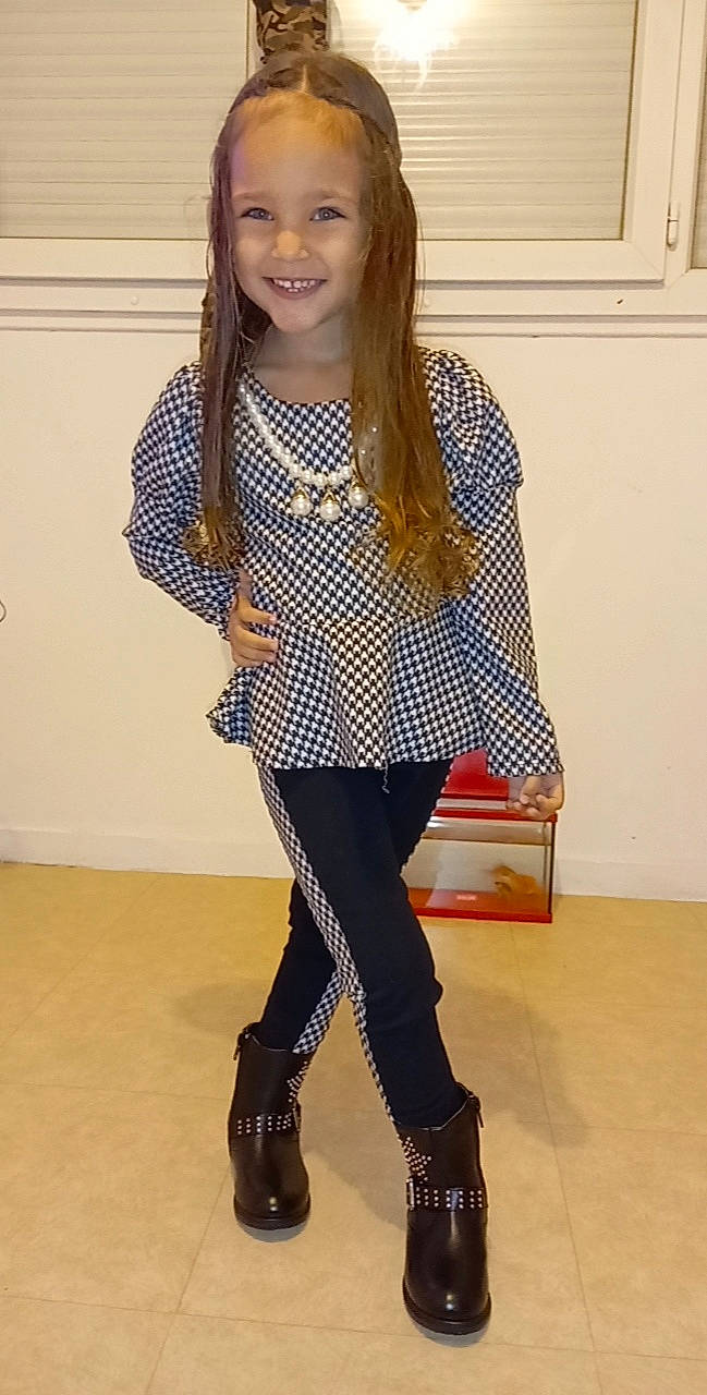 Eleonore a rejoint le concours — aidez-le/la à gagner de superbes lots ! dress_shirt, footwear, hairstyle, human_body, jeans, joy, knee, leg, neck, outerwear, person, shoe, shoulder, sleeve, smile, standing, street_fashion, t_shirt, tartan, thigh