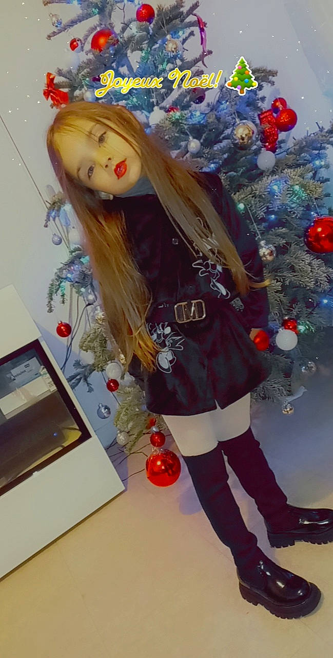 Eleonore a rejoint le concours — aidez-le/la à gagner de superbes lots ! barbie, beauty, clothing, doll, eyewear, fashion, fashion_design, hair, hairstyle, knee, long_hair, person, sleeve, standing, street_fashion, tartan, thigh, toy, waist, white