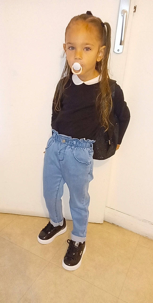 Eleonore a rejoint le concours — aidez-le/la à gagner de superbes lots ! blazer, clothing, denim, fashion_design, gesture, jeans, jewellery, knee, leg, long_hair, neck, outerwear, person, shoe, sleeve, sportswear, street_fashion, thigh, trunk, waist