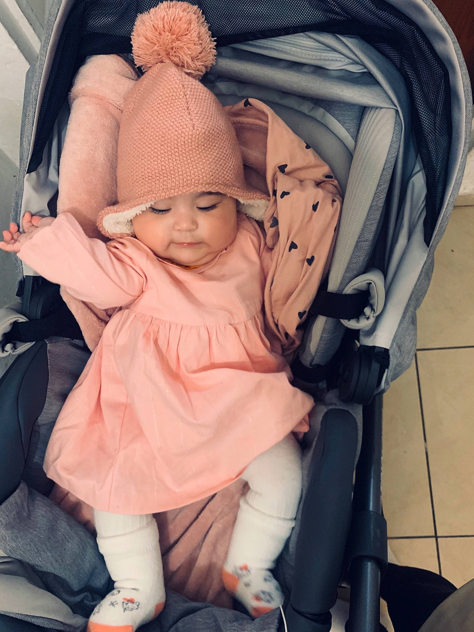 Ewa a rejoint le concours — aidez-le/la à gagner de superbes lots ! baby, baby_carriage, baby_products, baby_safety, baby_sleeping, baby_toddler_clothing, beauty, cap, car_seat, child, comfort, fashion_accessory, hat, headwear, infant_bed, linens, person, pink, sitting, skin