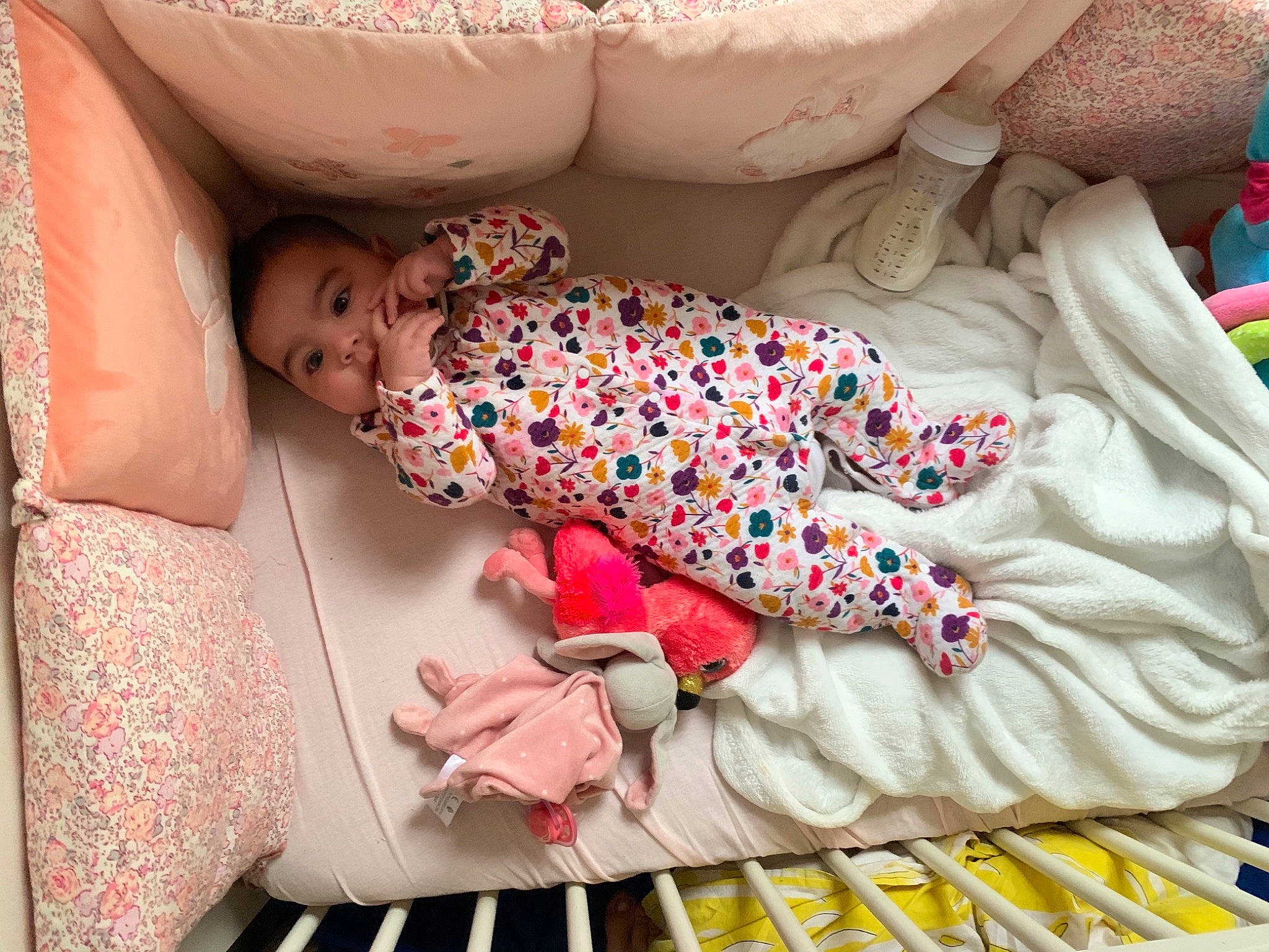 Ewa a rejoint le concours — aidez-le/la à gagner de superbes lots ! baby, baby_products, baby_toddler_clothing, bed_sheet, bedding, bedtime, child, comfort, dress, event, flooring, human_leg, linens, nap, pattern, person, pink, plastic, room, textile