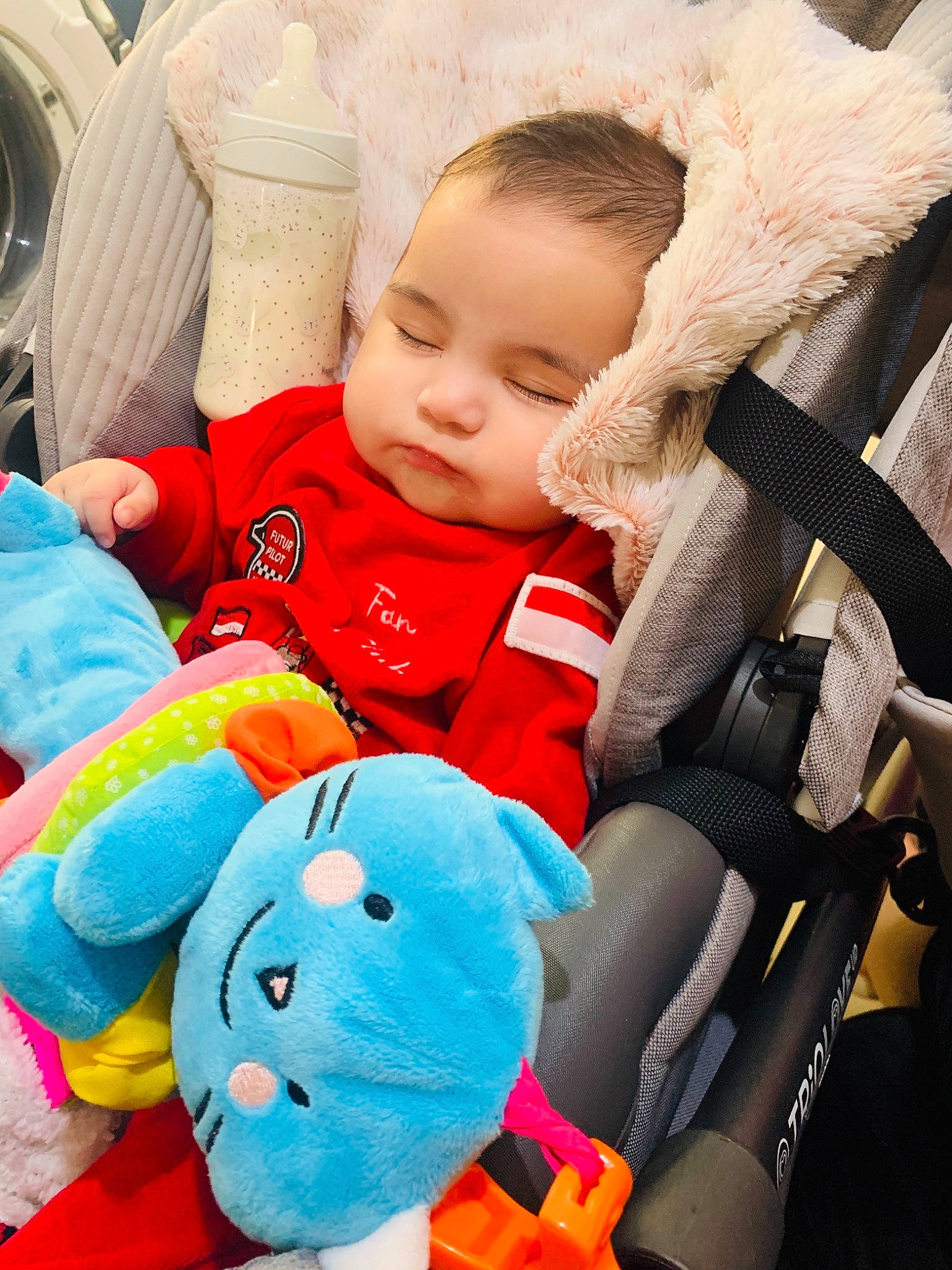 Ewa a rejoint le concours — aidez-le/la à gagner de superbes lots ! baby, baby_toddler_clothing, cheek, comfort, eye, facial_expression, happy, head, mammal, mouth, nose, person, photograph, product, red, skin, smile, textile, toddler, vertebrate