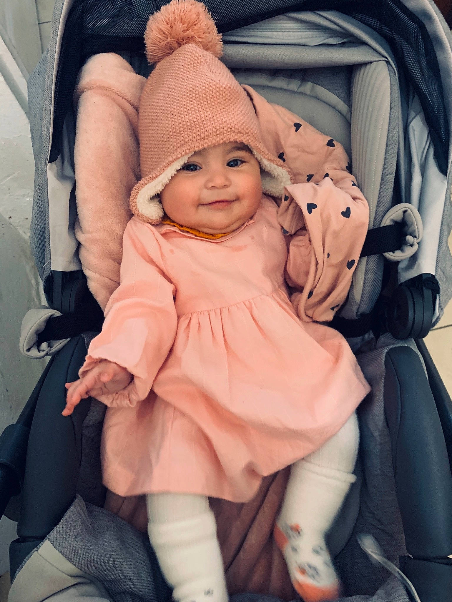 Ewa a rejoint le concours — aidez-le/la à gagner de superbes lots ! baby, baby_carriage, baby_products, baby_toddler_clothing, cap, car_seat, cheek, child, comfort, dress, fashion_accessory, headgear, headwear, human_body, joy, knit_cap, magenta, person, pink, purple