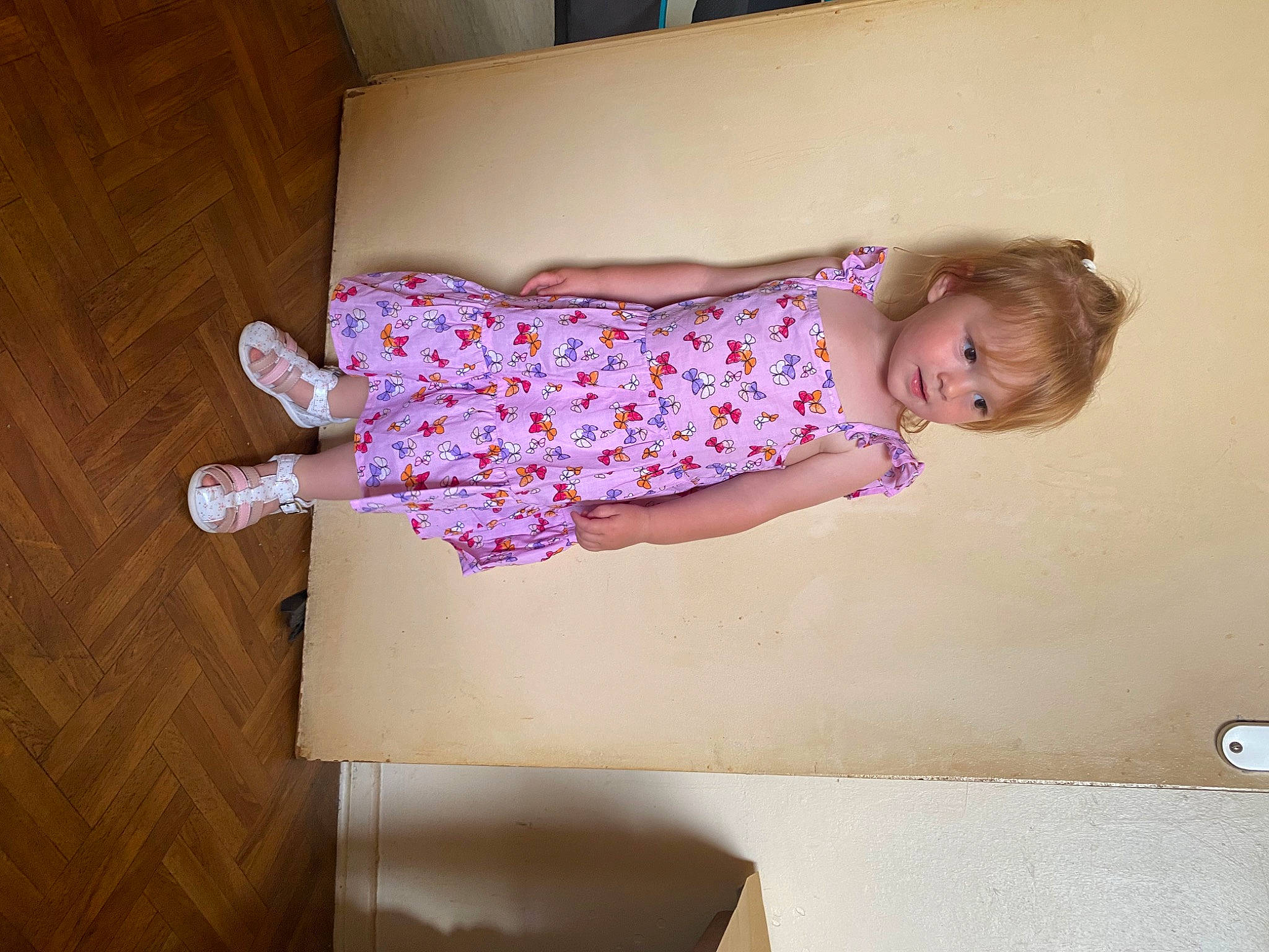 Stella participe au concours pour gagner de l'argent avec cette photo : baby_toddler_clothing, child, comfort, flooring, hardwood, human_leg, knee, leg, magenta, pattern, person, pink, purple, sitting, sleeve, smile, sock, thigh, toddler, violet