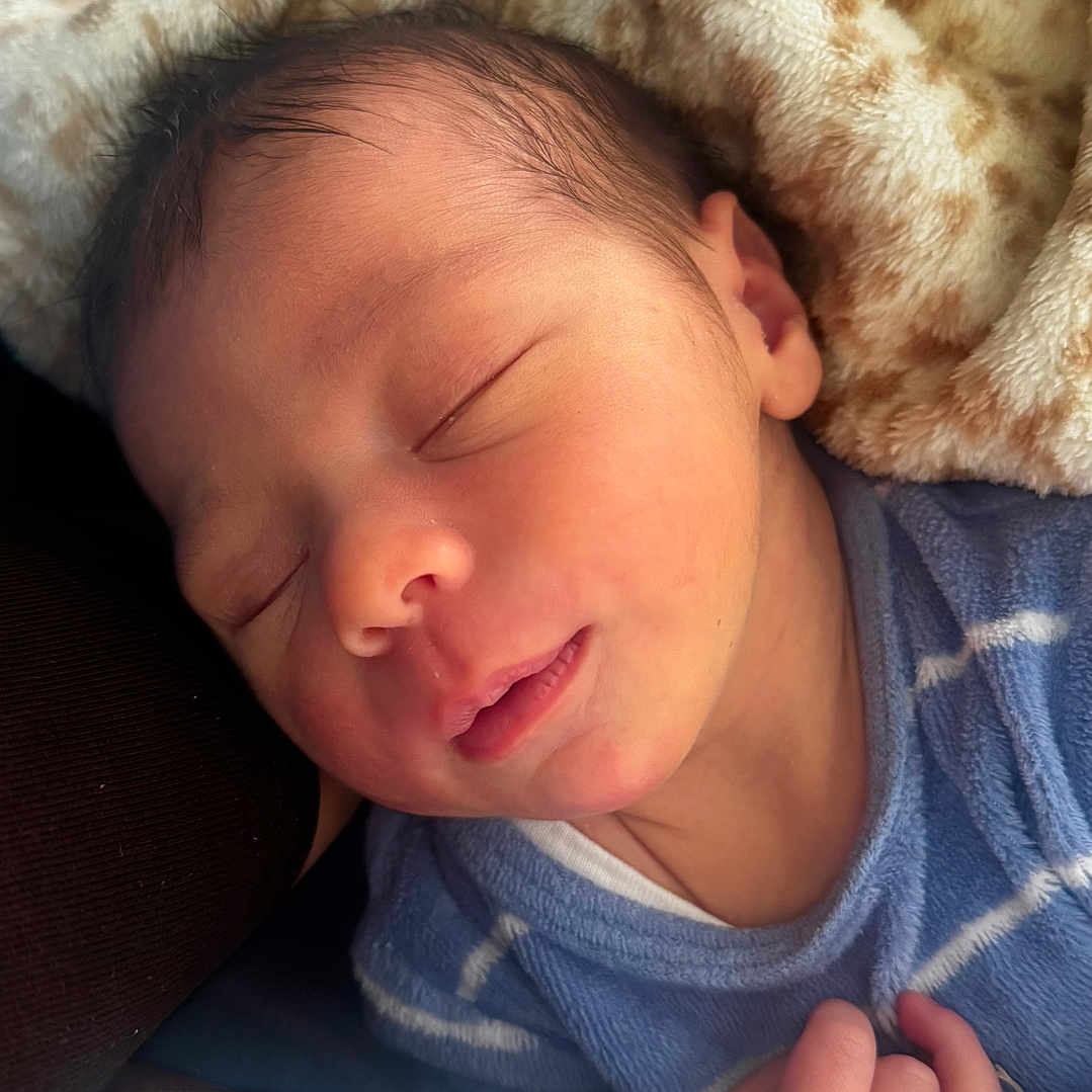 Liam participe au concours pour gagner de l'argent avec cette photo : newborn, baby, sleeping, blanket, cozy, infant, peaceful, hands, face, child, closeup, portrait, soft, cute, resting, indoors, warm, young, skin, head