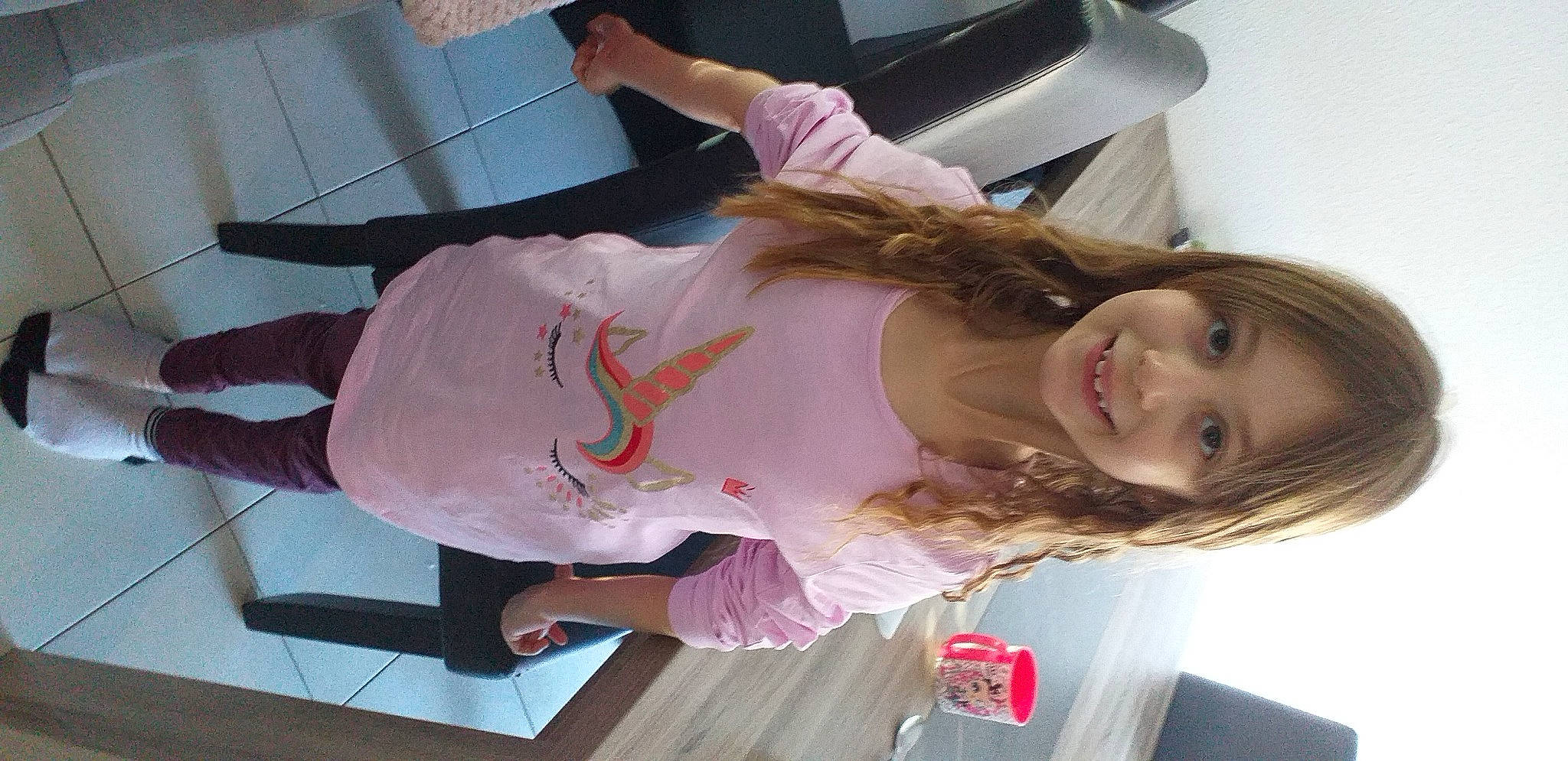 Mélina participe au concours pour gagner de l'argent avec cette photo : bangs, child, ear, eyelash, finger, fun, hair_care, hair_coloring, hime_cut, joy, knee, long_hair, mouth, nail, person, room, skin, smile, throat, wood