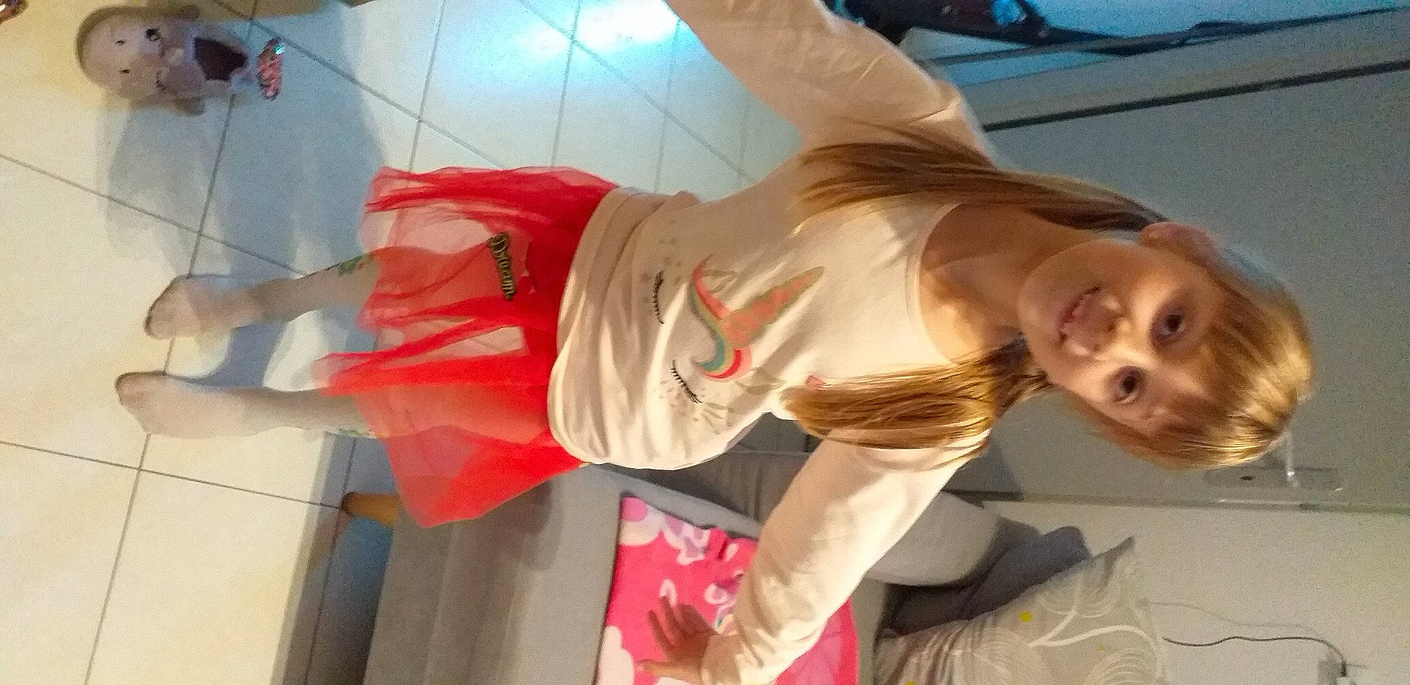 Mélina participe au concours pour gagner de l'argent avec cette photo : abdomen, anime, elbow, event, fashion_design, fun, gesture, happy, human_leg, joy, performing_arts, person, smile, thigh, waist