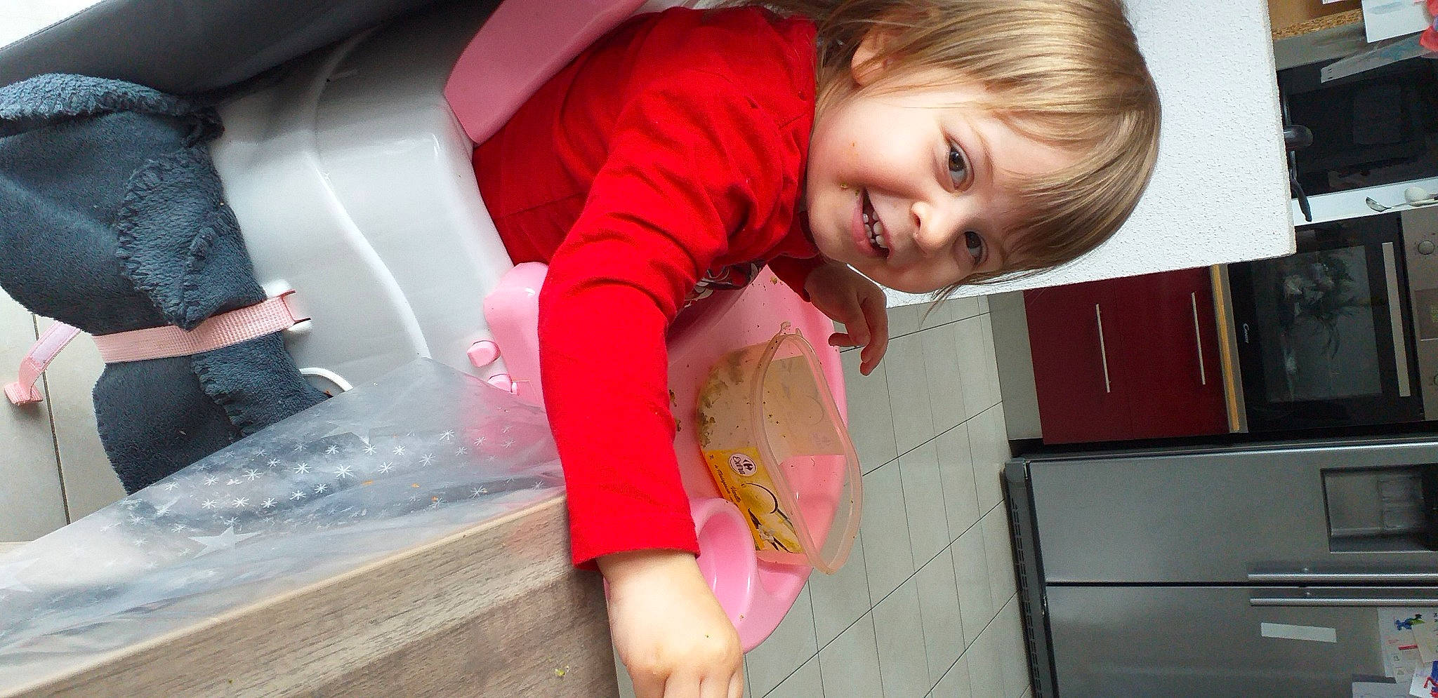 Lizie a rejoint le concours — aidez-le/la à gagner de superbes lots ! blond, child, finger, flooring, fun, happy, human_leg, joy, leg, magenta, mouth, person, pink, room, shipping_box, shoulder, sitting, smile, thigh, toddler