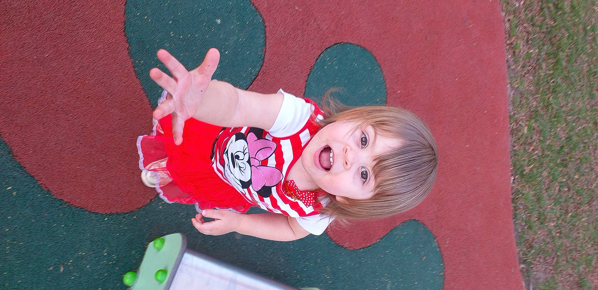 Lizie participe au concours pour gagner de l'argent avec cette photo : baby, baby_toddler_clothing, carmine, child, christmas, christmas_eve, design, face, fun, grass, happy, hat, holiday, person, pink, play, red, sun_hat, textile, toddler