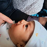 Bayan a rejoint le concours — aidez-le/la à gagner de superbes lots ! baby, infant, face, profile, hat, clothing, hand, finger, heart_pattern, skin, person, closeup, cute, newborn, soft_texture, fabric, portrait, gentle_touch, indoor, warm