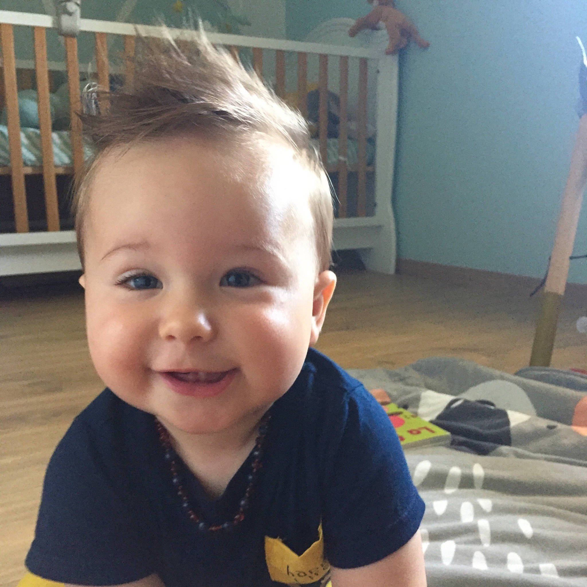 Emile participe au concours pour gagner de l'argent avec cette photo : baby, baby_toddler_clothing, cheek, ear, electronic_device, eyelash, face, floor, flooring, forehead, happy, iris, joy, lip, mouth, nose, person, skin, sleeve, smile