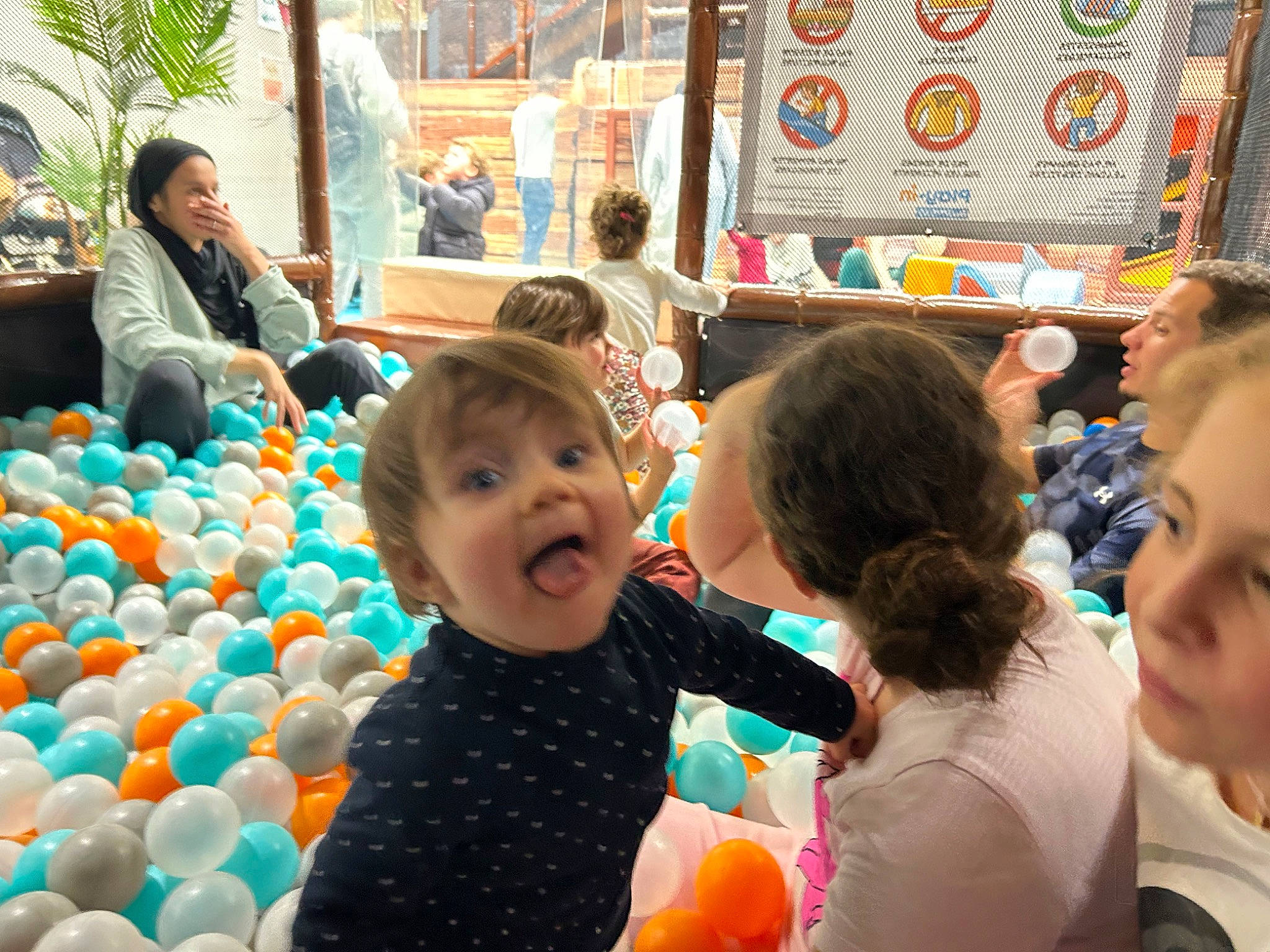 Thya participe au concours pour gagner de l'argent avec cette photo : balloon, child, community, event, fun, happy, houseplant, human, leisure, party_supply, person, photograph, play, public_space, recreation, smile, snapshot, social_group, toddler, world