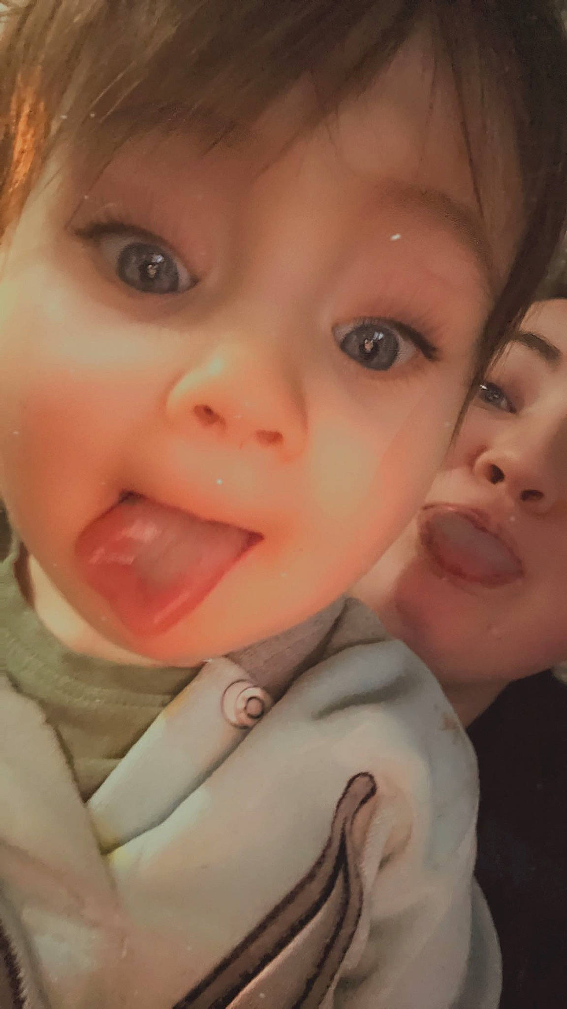 Thya a rejoint le concours — aidez-le/la à gagner de superbes lots ! cheek, chin, ear, eye, eyebrow, eyelash, face, facial_expression, forehead, gesture, happy, iris, jaw, lip, mouth, neck, nose, organ, person, skin