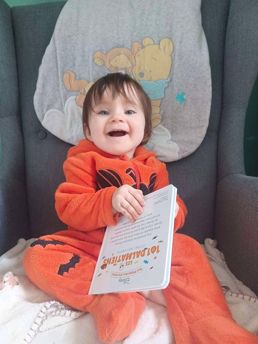 Thya participe au concours pour gagner de l'argent avec cette photo : baby, baby_in_car_seat, baby_products, baby_toddler_clothing, car_seat, carmine, cheek, child, comfort, couch, face, fun, happy, joy, lap, linens, person, room, sitting, sleeve