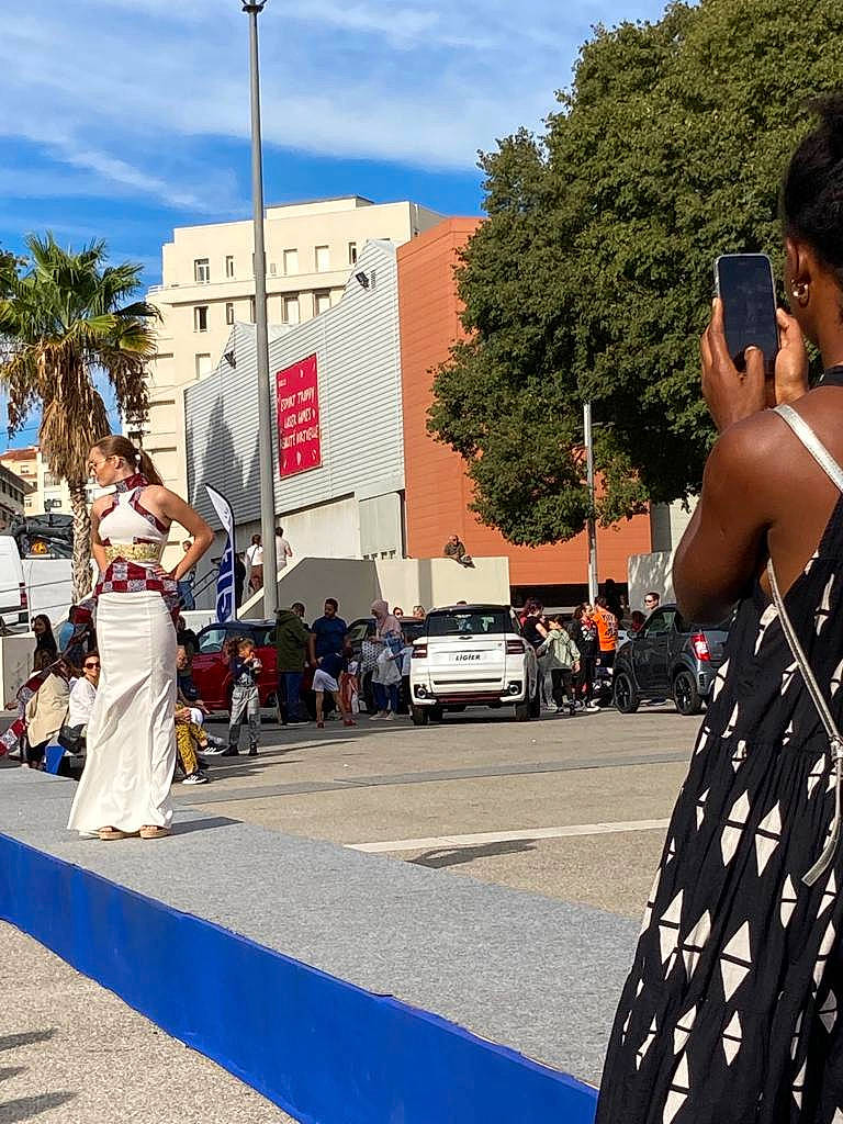 Julie a rejoint le concours — aidez-le/la à gagner de superbes lots ! asphalt, blue, car, city, cloud, crowd, event, eyewear, fun, gesture, pedestrian, person, pole, road, sky, street, street_light, summer, tourism, travel