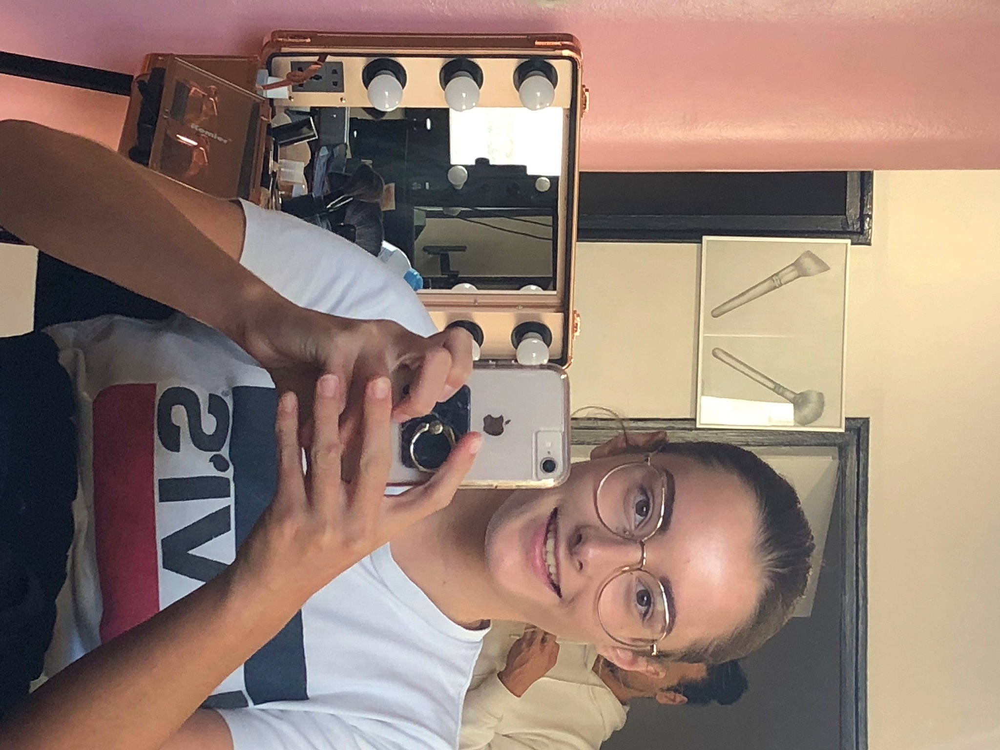 Julie a rejoint le concours — aidez-le/la à gagner de superbes lots ! arm, audio_equipment, automotive_design, chest, elbow, eyelash, eyewear, finger, flash_photography, gadget, gesture, joint, joy, muscle, nail, person, room, smile, t_shirt, thumb