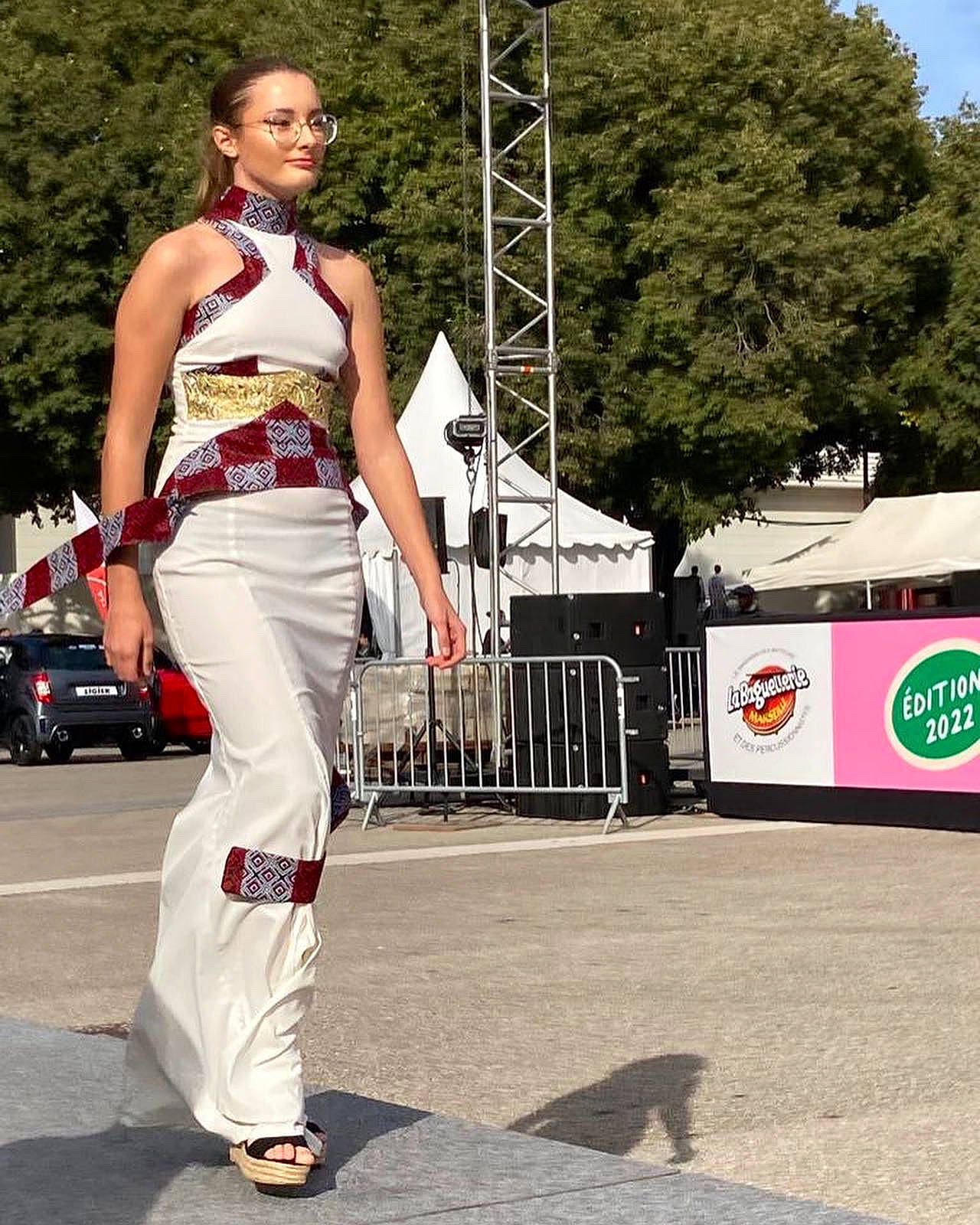 Julie participe au concours pour gagner de l'argent avec cette photo : abdomen, asphalt, electric_blue, entertainment, eyewear, fashion_accessory, fashion_design, fashion_model, high_heels, human_leg, person, recreation, road, sandal, sportswear, thigh, tree, trunk, uniform, waist