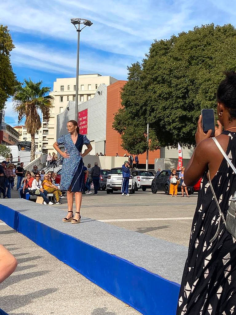 Julie a rejoint le concours — aidez-le/la à gagner de superbes lots ! asphalt, car, city, cloud, dress, electric_blue, entertainment, event, fun, leisure, palm_tree, pedestrian, person, pole, recreation, road, road_surface, sky, street, street_light